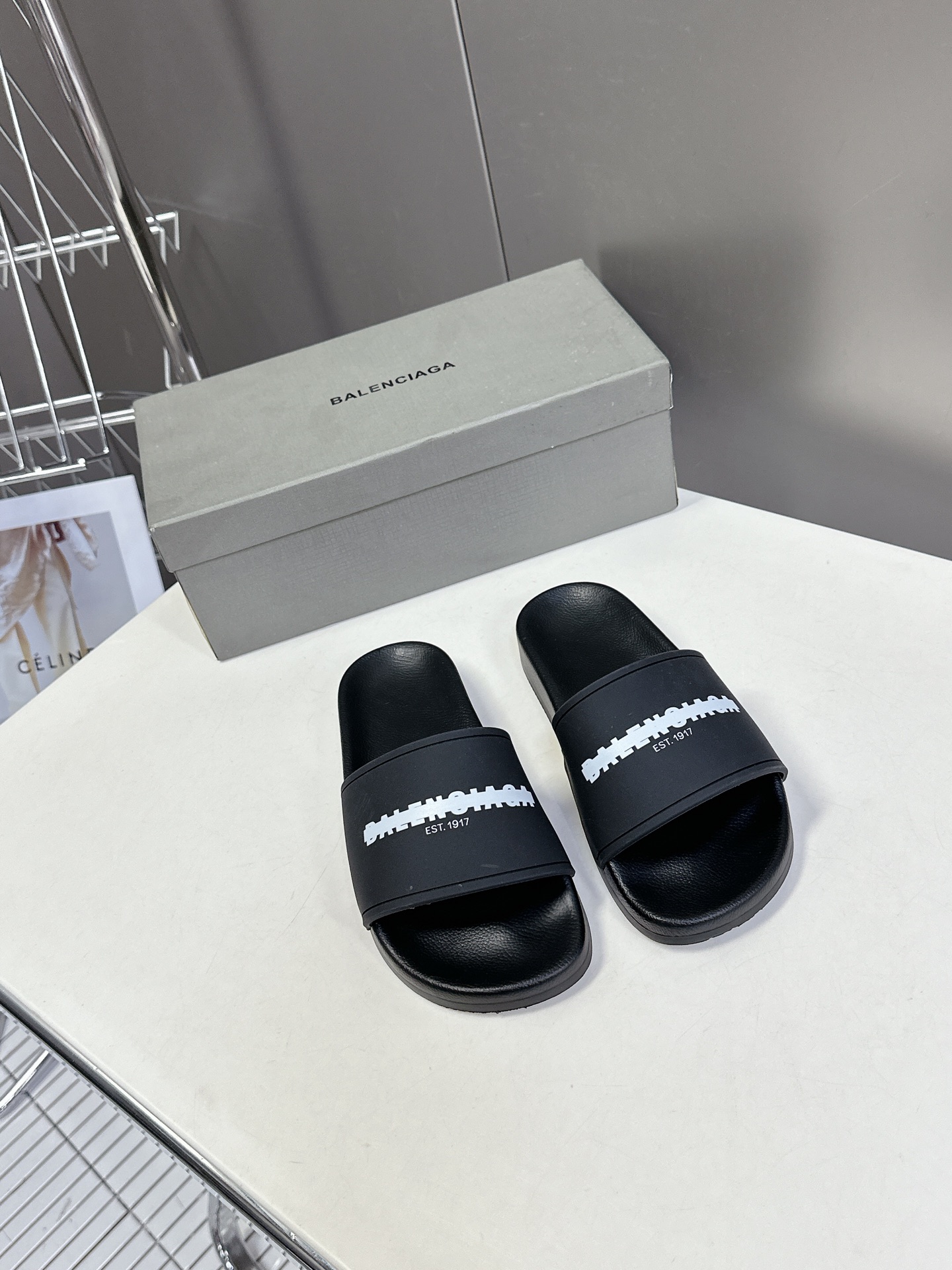  Balenciaga巴黎世家春夏最新情侣款拖鞋
鞋面胶片打印工艺 各种品牌元素 时装博主与欧美明星大爱