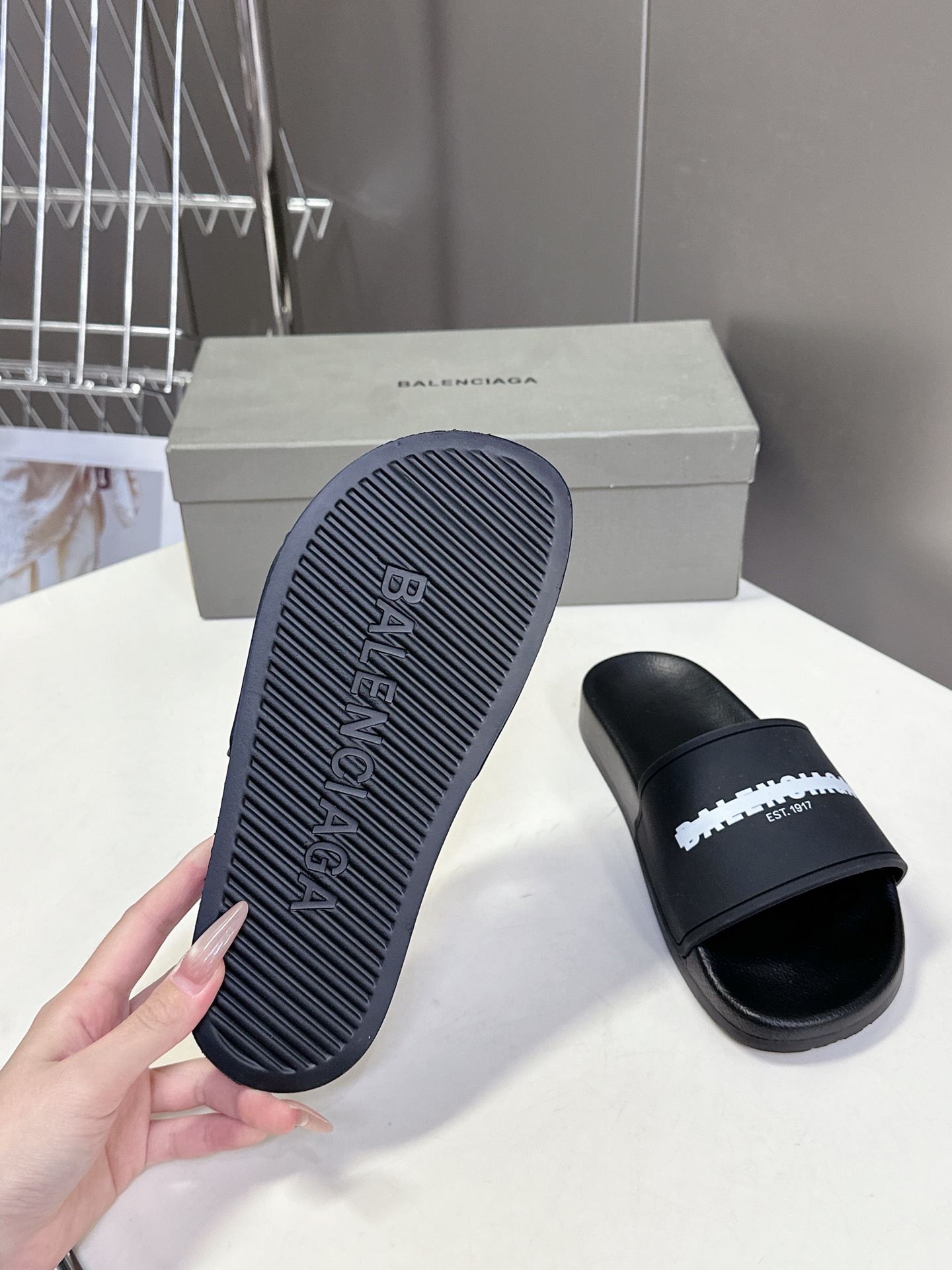  Balenciaga巴黎世家春夏最新情侣款拖鞋
鞋面胶片打印工艺 各种品牌元素 时装博主与欧美明星大爱