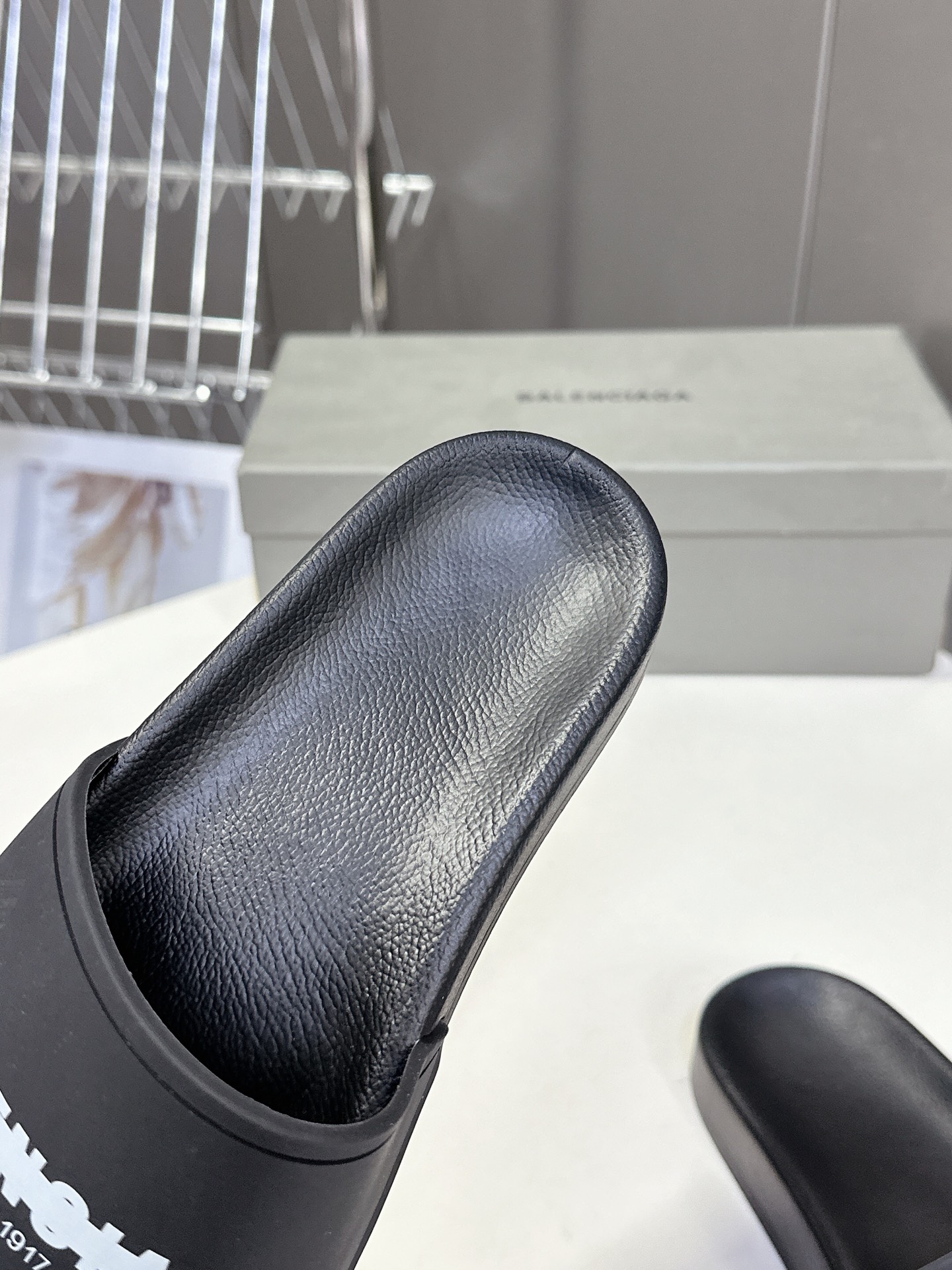  Balenciaga巴黎世家春夏最新情侣款拖鞋
鞋面胶片打印工艺 各种品牌元素 时装博主与欧美明星大爱