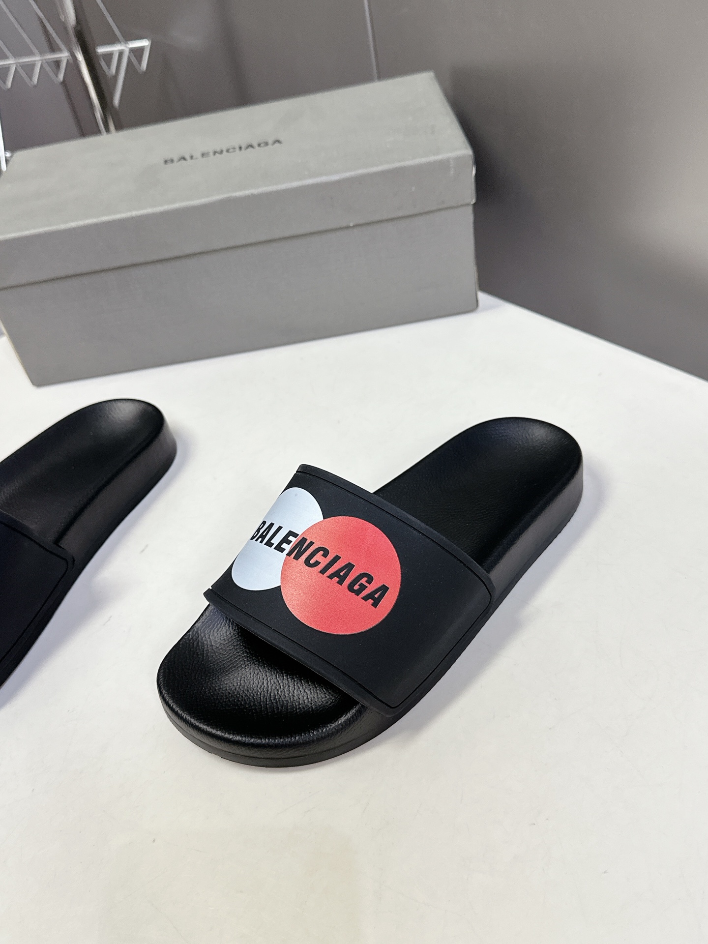  Balenciaga巴黎世家春夏最新情侣款拖鞋
鞋面胶片打印工艺 各种品牌元素 时装博主与欧美明星大爱