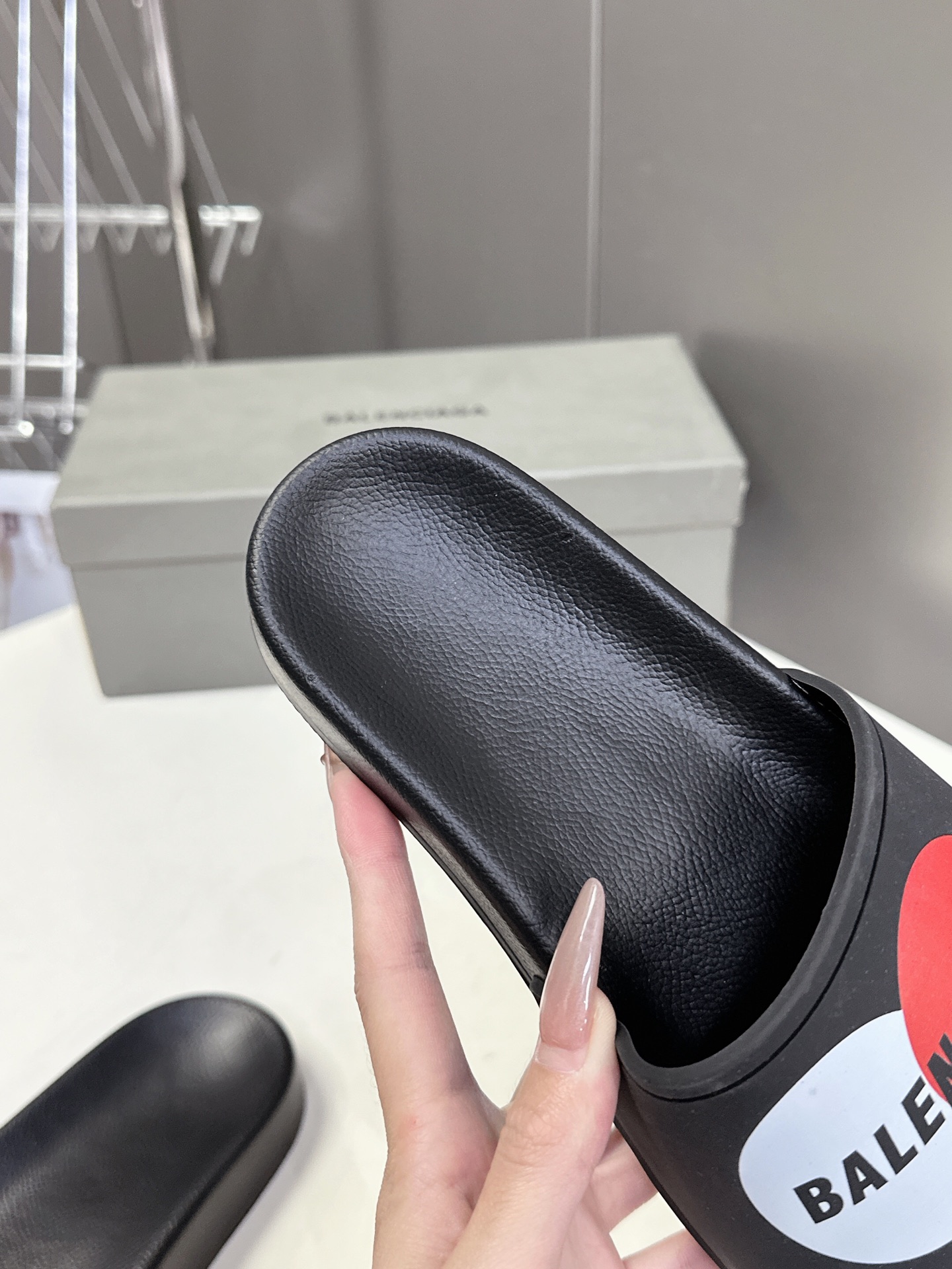  Balenciaga巴黎世家春夏最新情侣款拖鞋
鞋面胶片打印工艺 各种品牌元素 时装博主与欧美明星大爱