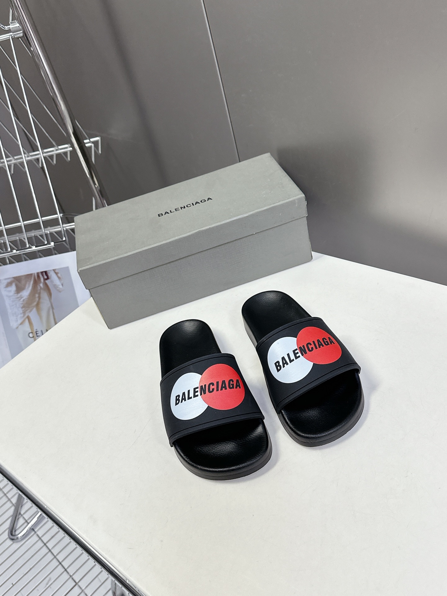  Balenciaga巴黎世家春夏最新情侣款拖鞋
鞋面胶片打印工艺 各种品牌元素 时装博主与欧美明星大爱