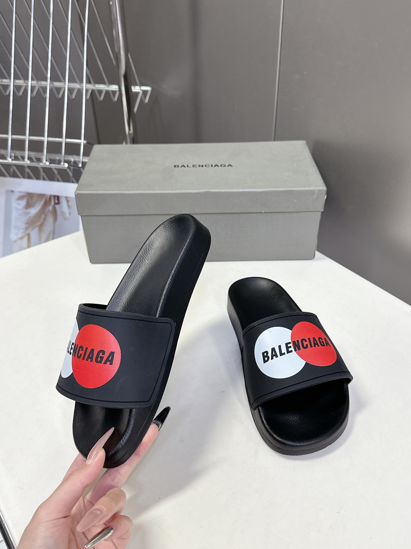  Balenciaga巴黎世家春夏最新情侣款拖鞋
鞋面胶片打印工艺 各种品牌元素 时装博主与欧美明星大爱