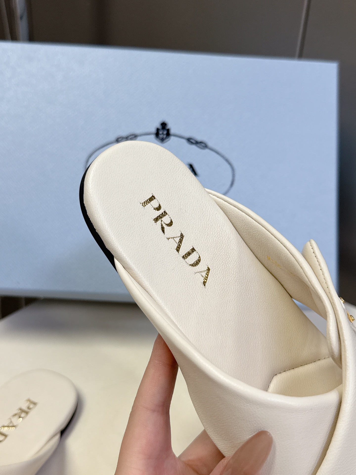  Prada 普拉达交叉博肯面包鞋 25春夏新款拖鞋魔术贴三角扣面包包头半拖鞋 最新走秀系列 经典升级 
