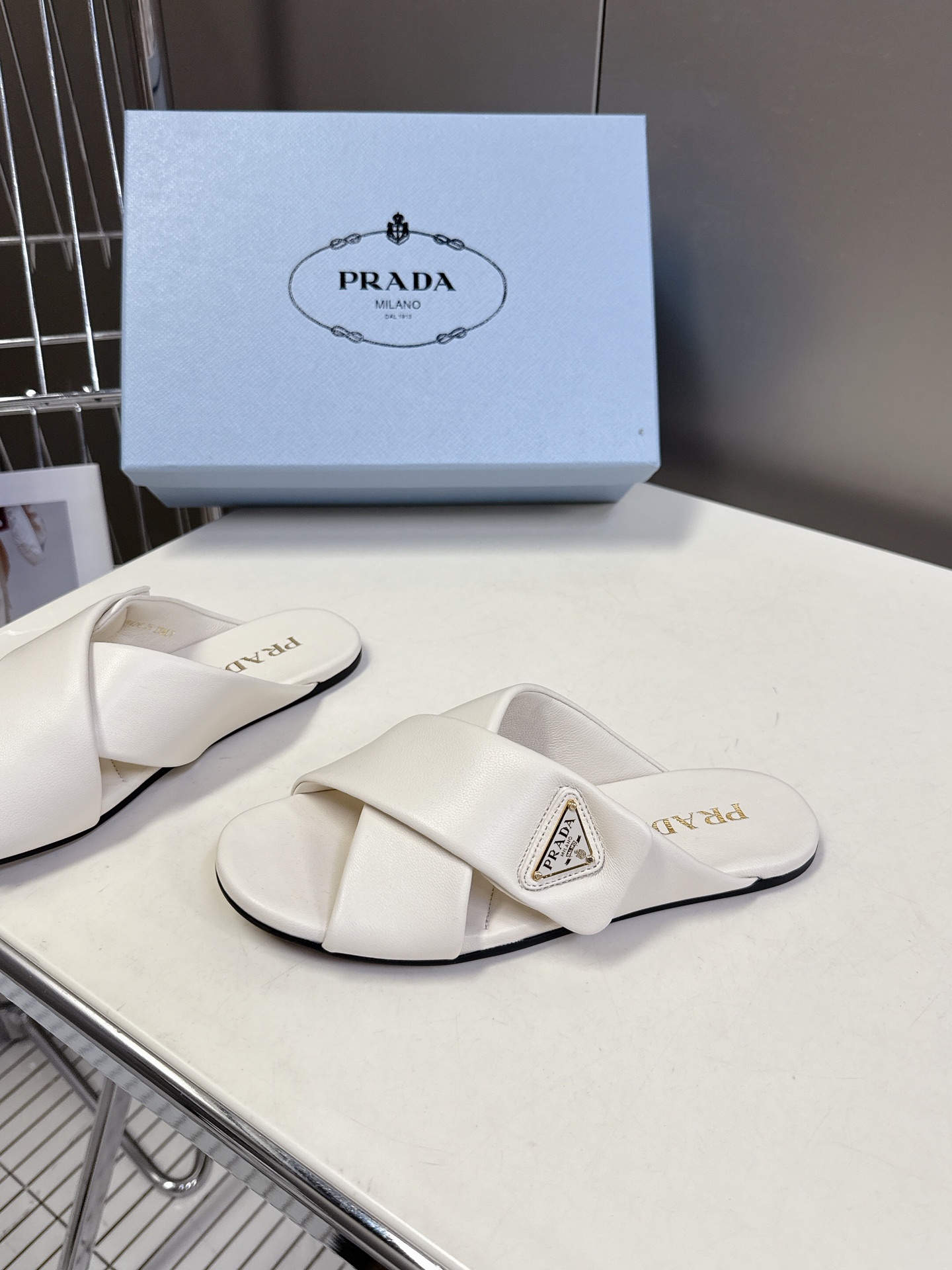  Prada 普拉达交叉博肯面包鞋 25春夏新款拖鞋魔术贴三角扣面包包头半拖鞋 最新走秀系列 经典升级 