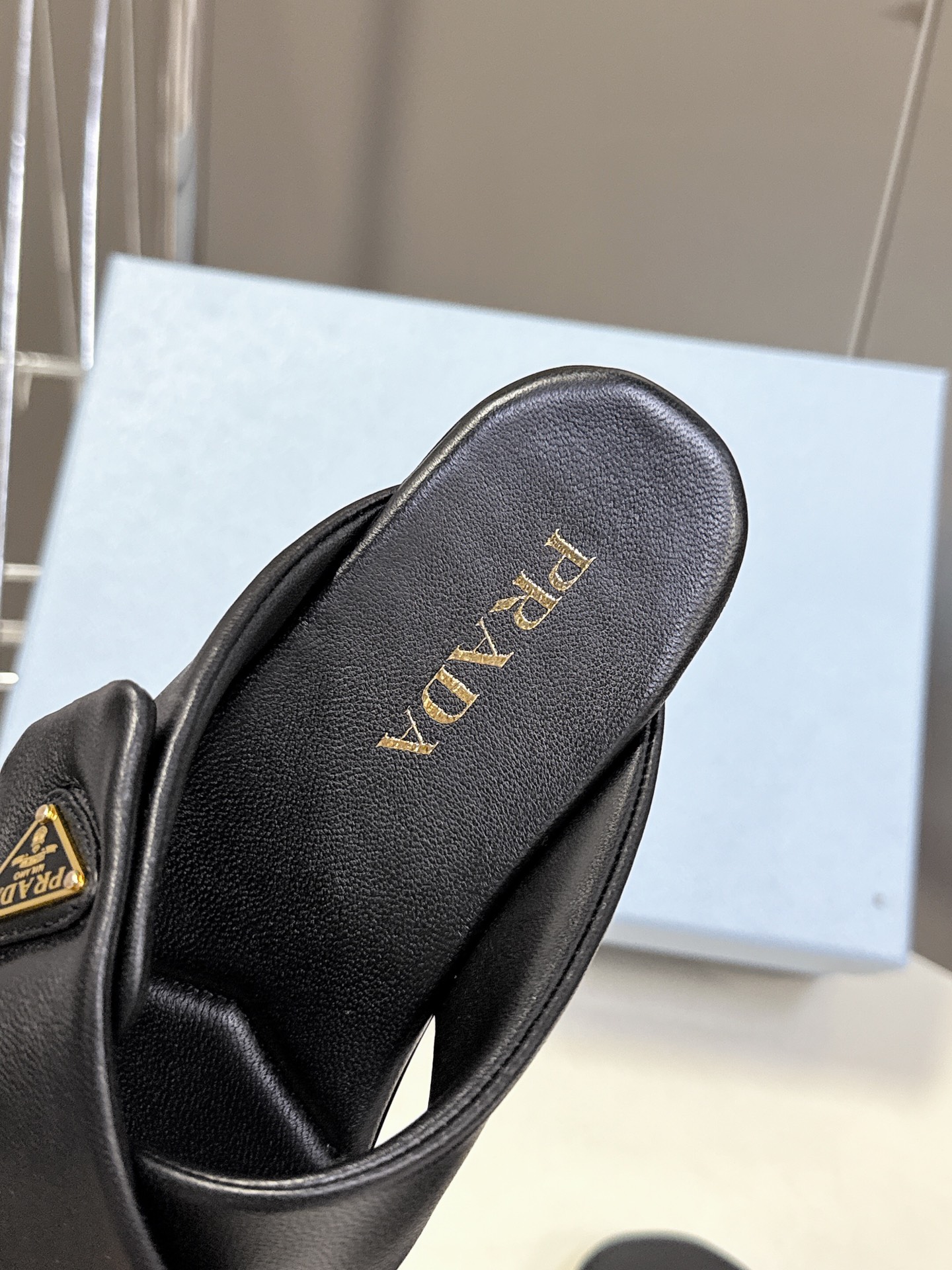  Prada 普拉达交叉博肯面包鞋 25春夏新款拖鞋魔术贴三角扣面包包头半拖鞋 最新走秀系列 经典升级 
