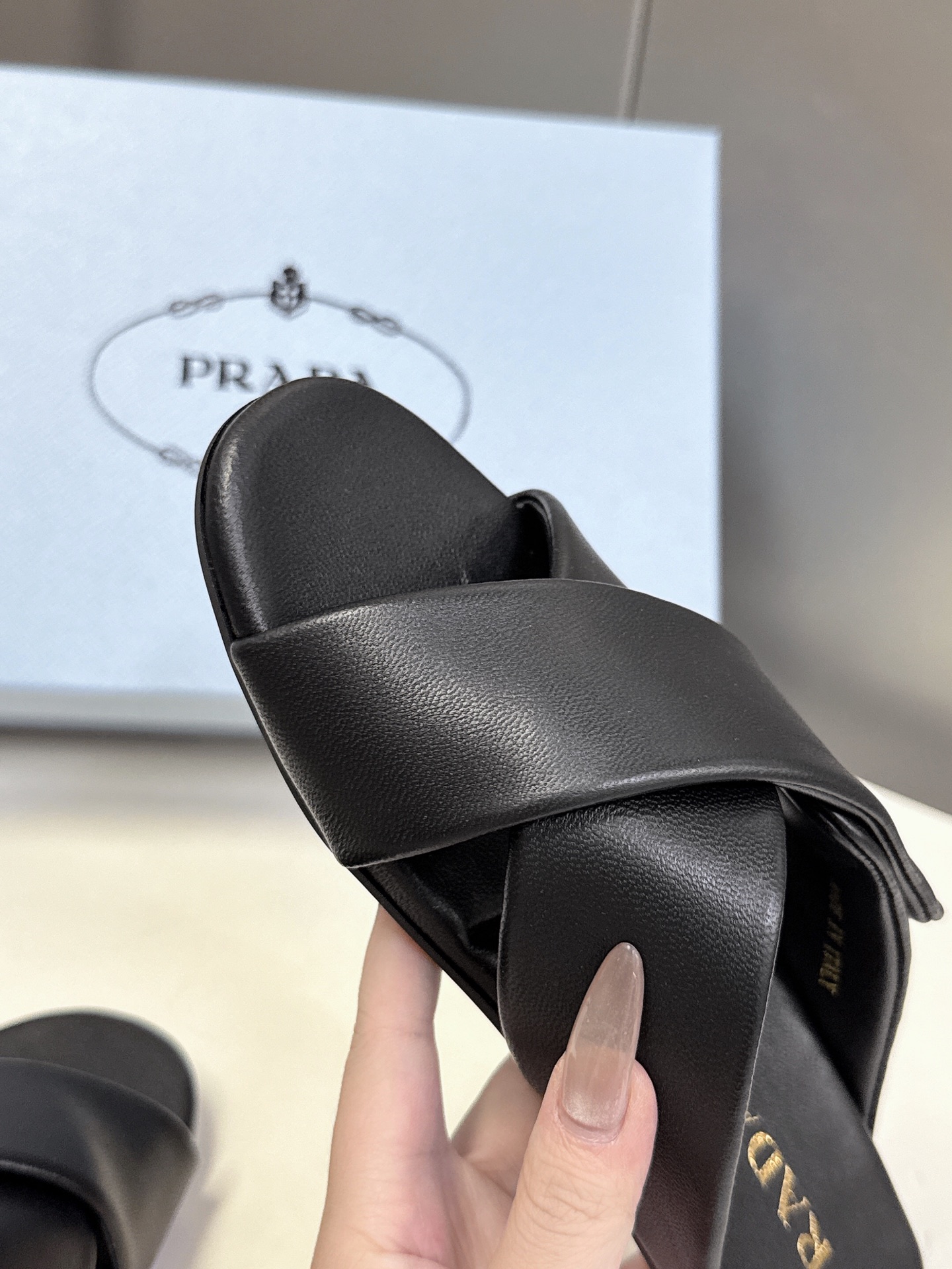  Prada 普拉达交叉博肯面包鞋 25春夏新款拖鞋魔术贴三角扣面包包头半拖鞋 最新走秀系列 经典升级 