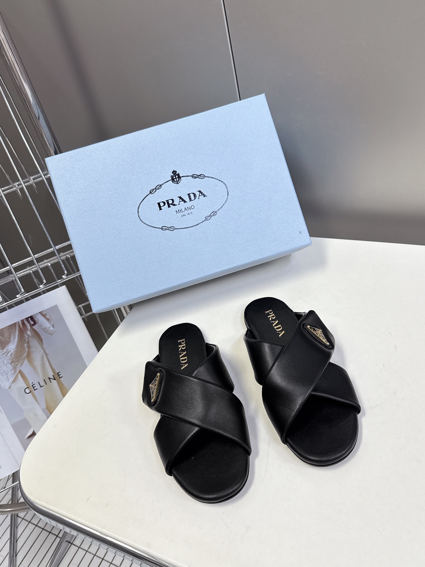  Prada 普拉达交叉博肯面包鞋 25春夏新款拖鞋魔术贴三角扣面包包头半拖鞋 最新走秀系列 经典升级 