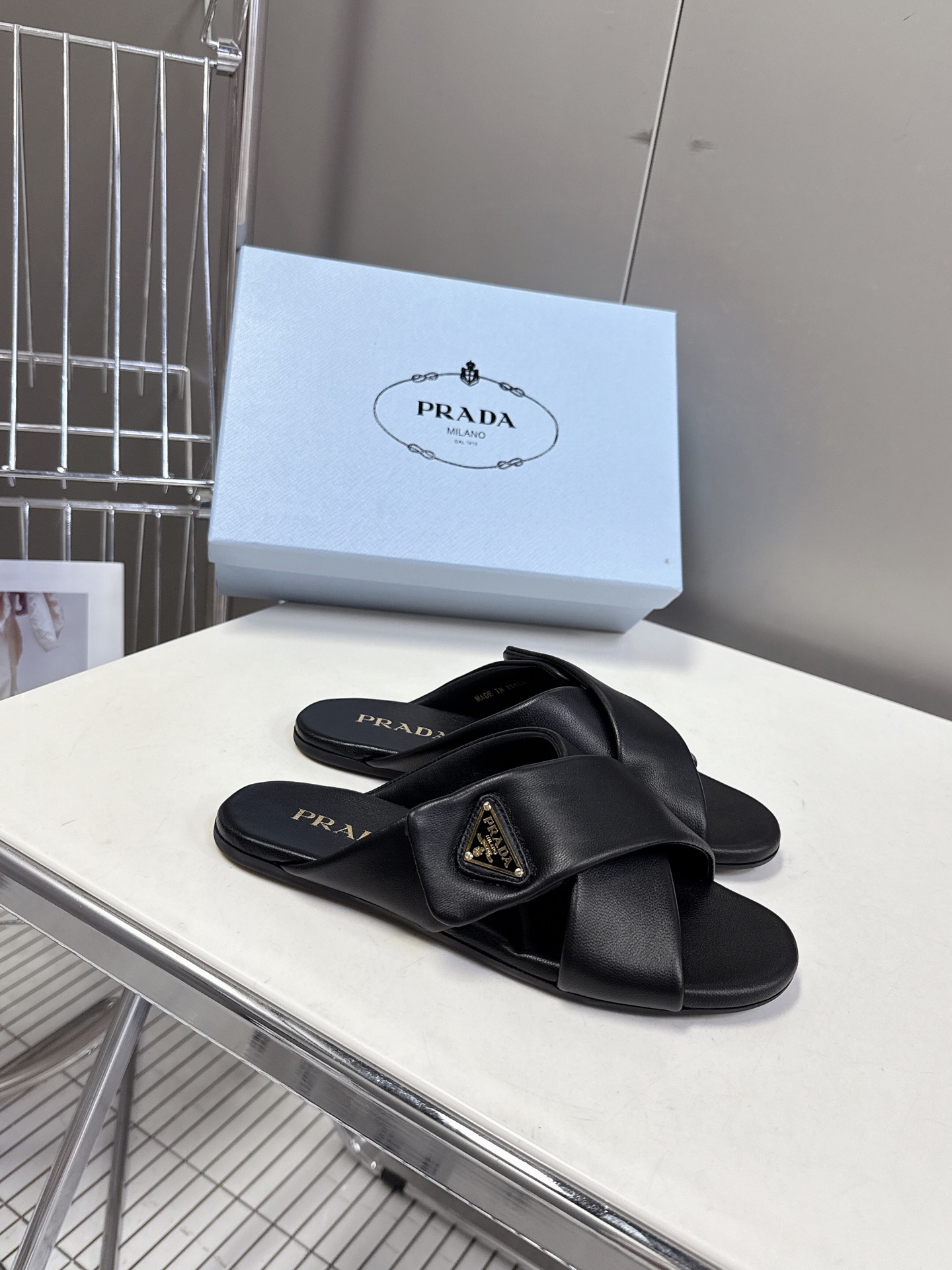  Prada 普拉达交叉博肯面包鞋 25春夏新款拖鞋魔术贴三角扣面包包头半拖鞋 最新走秀系列 经典升级 
