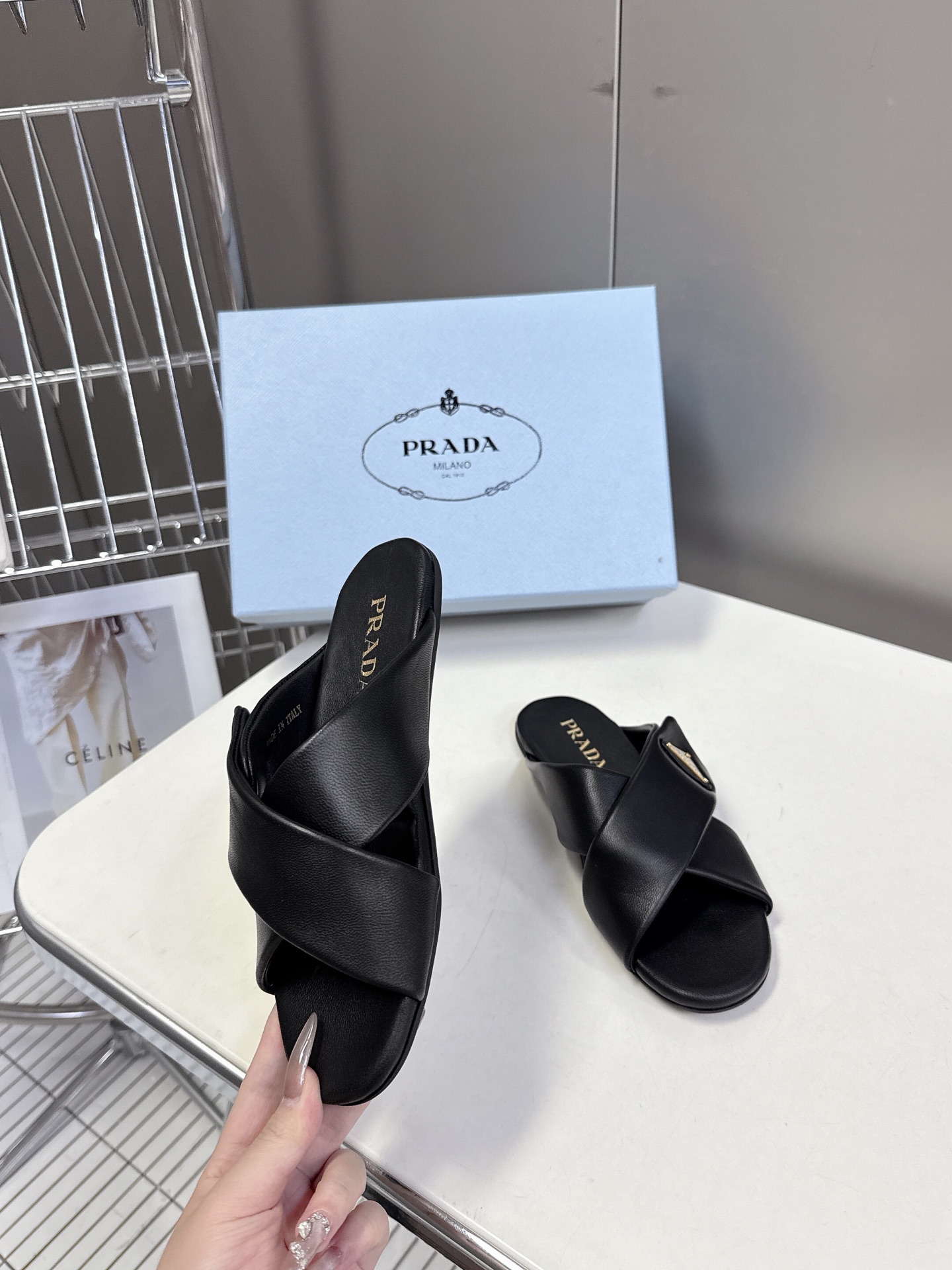  Prada 普拉达交叉博肯面包鞋 25春夏新款拖鞋魔术贴三角扣面包包头半拖鞋 最新走秀系列 经典升级 
