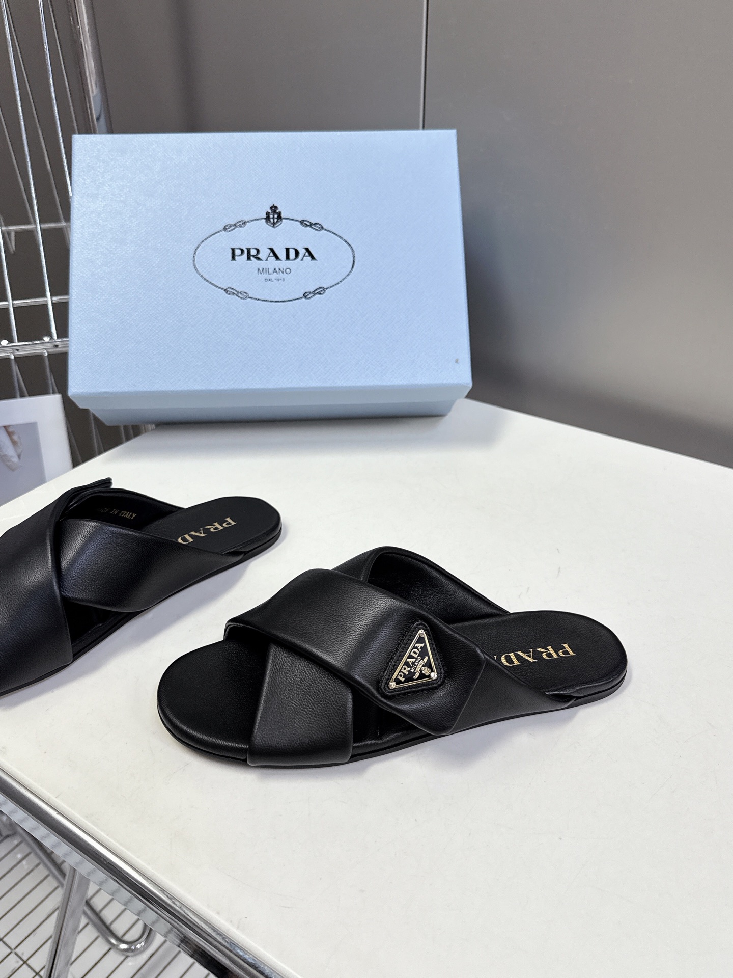  Prada 普拉达交叉博肯面包鞋 25春夏新款拖鞋魔术贴三角扣面包包头半拖鞋 最新走秀系列 经典升级 