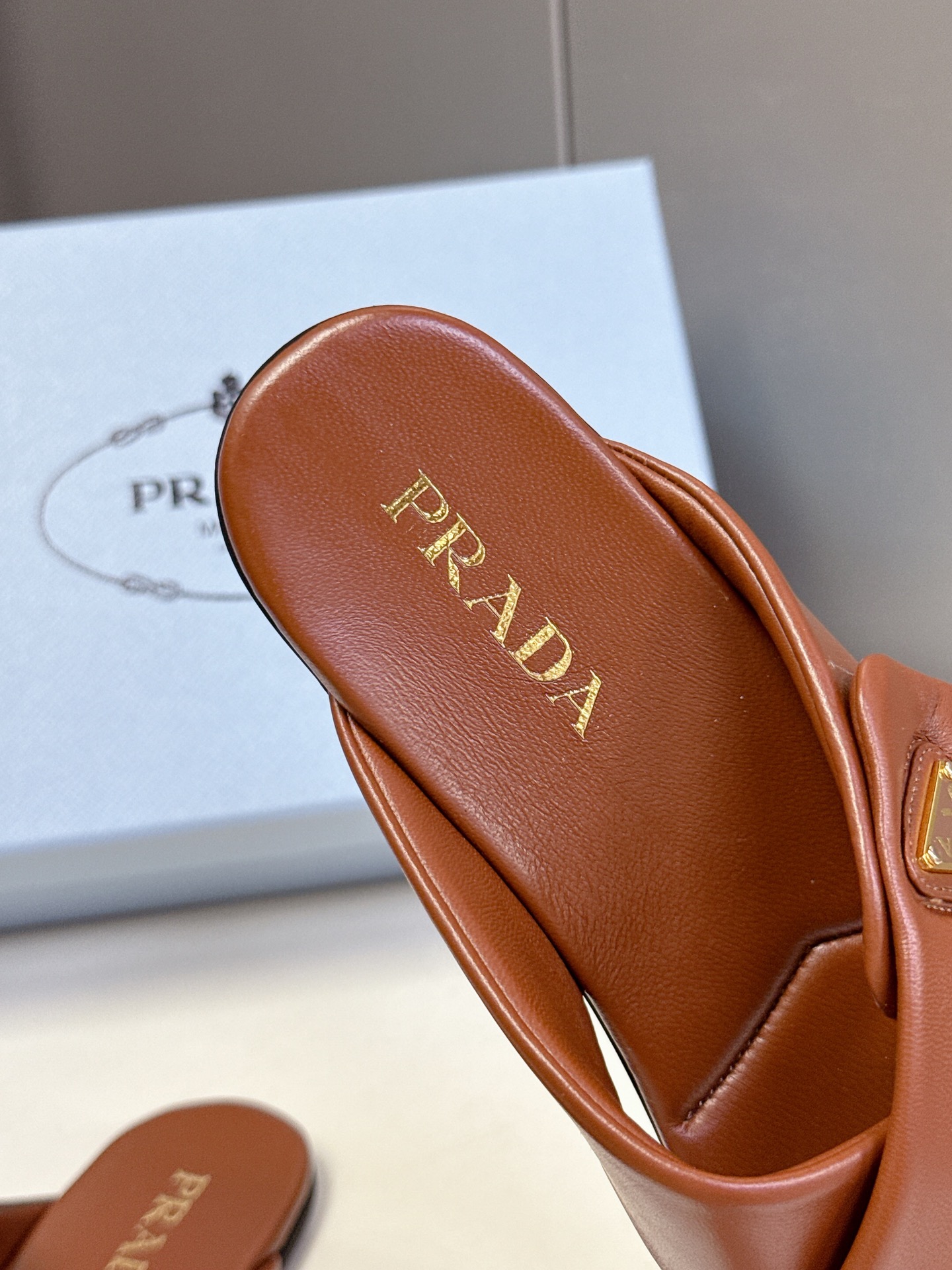  Prada 普拉达交叉博肯面包鞋 25春夏新款拖鞋魔术贴三角扣面包包头半拖鞋 最新走秀系列 经典升级 