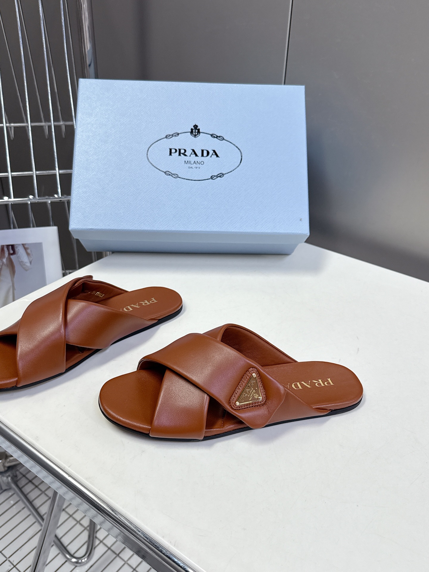  Prada 普拉达交叉博肯面包鞋 25春夏新款拖鞋魔术贴三角扣面包包头半拖鞋 最新走秀系列 经典升级 