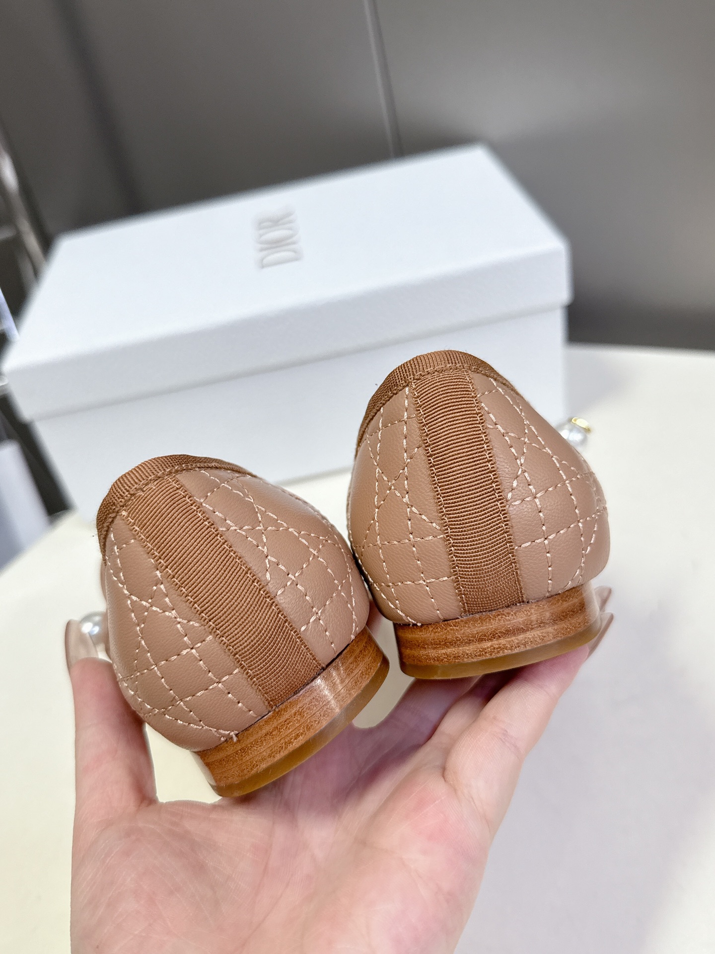  Dior迪奥经典珍珠玛丽珍时装鞋 这款玛丽珍单鞋第一眼看上就被种草了根据天气变化自由穿搭！套上袜套春夏