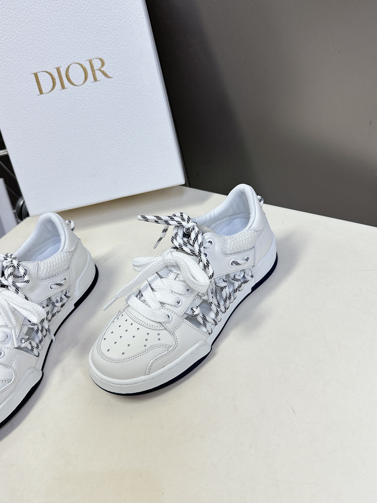  Dior迪奥春夏走秀款镂空运动鞋 
      太古汇RMB9990购入开发 完美复刻 25SS出镜率