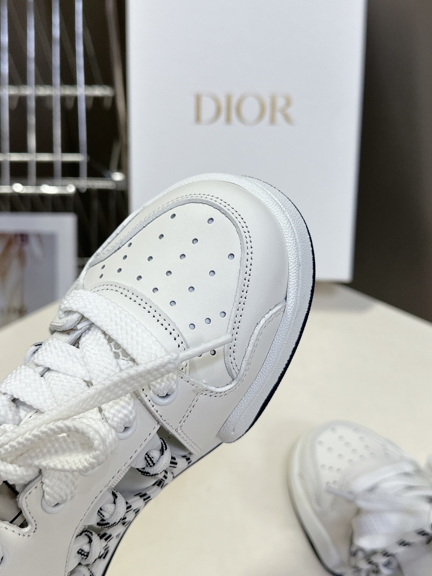  Dior迪奥春夏走秀款镂空运动鞋 
      太古汇RMB9990购入开发 完美复刻 25SS出镜率