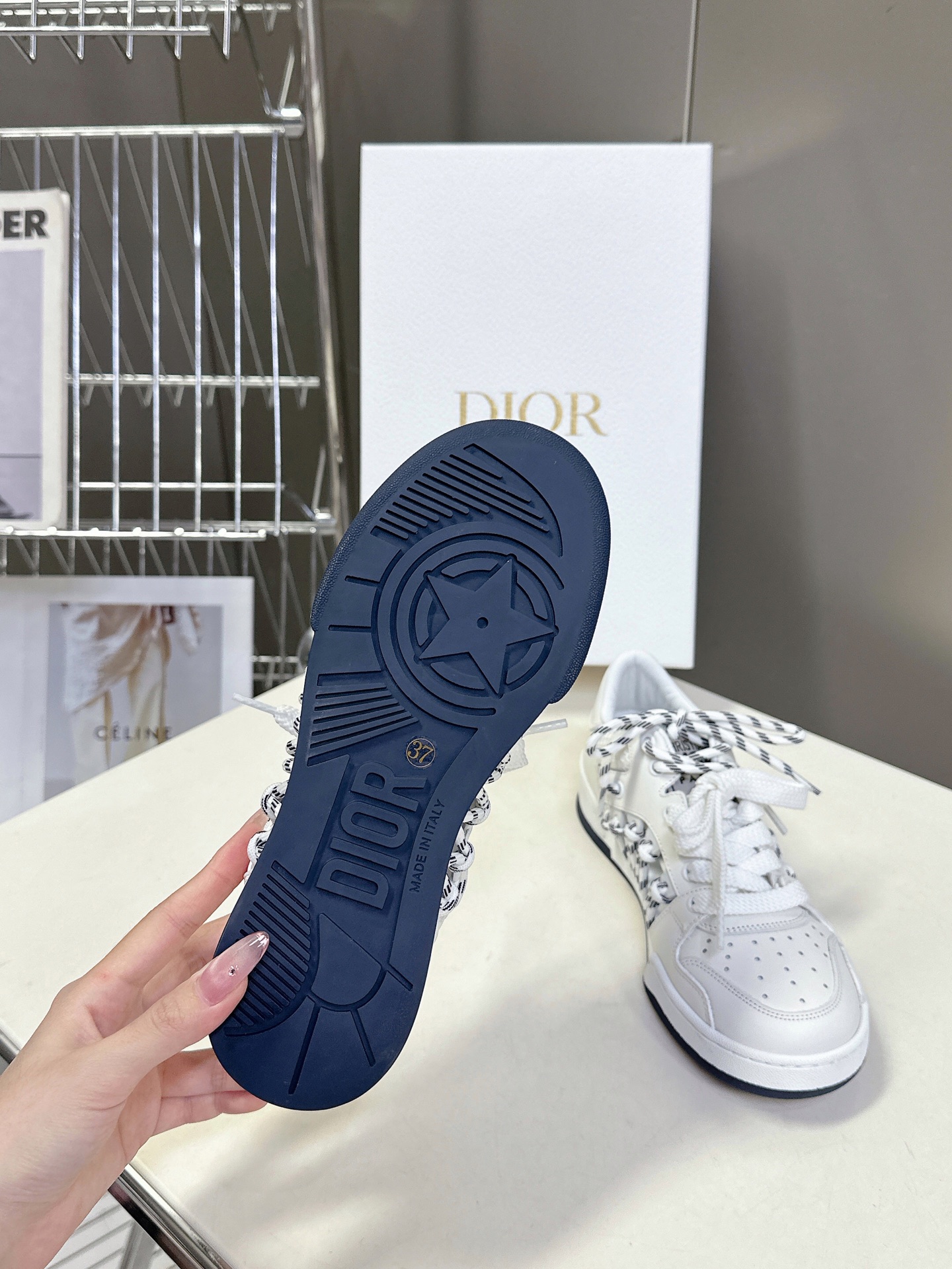  Dior迪奥春夏走秀款镂空运动鞋 
      太古汇RMB9990购入开发 完美复刻 25SS出镜率