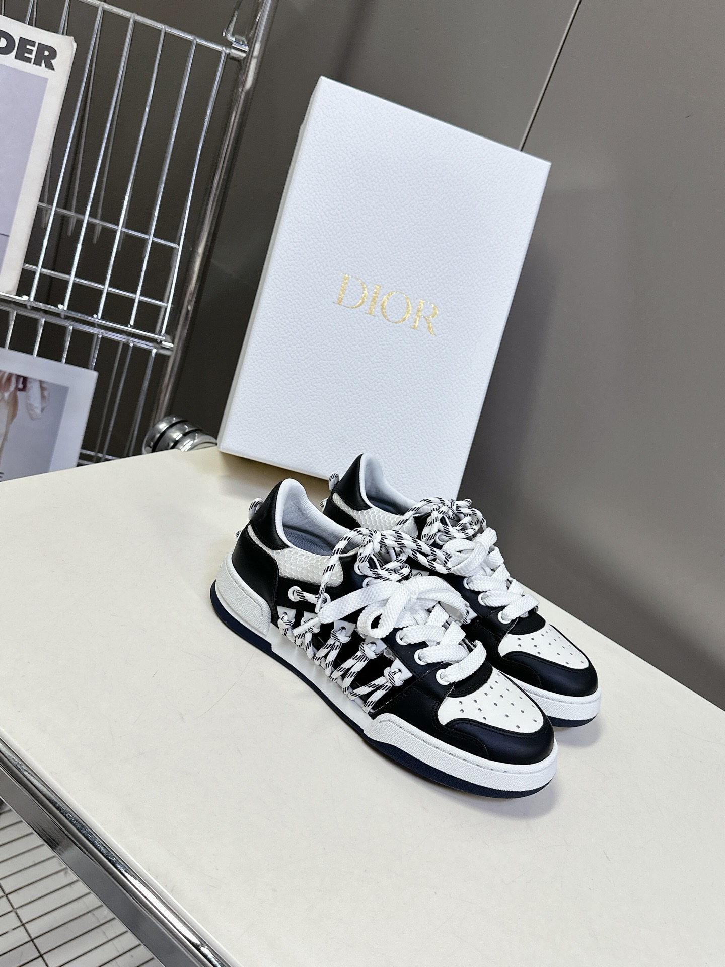  Dior迪奥春夏走秀款镂空运动鞋 
      太古汇RMB9990购入开发 完美复刻 25SS出镜率