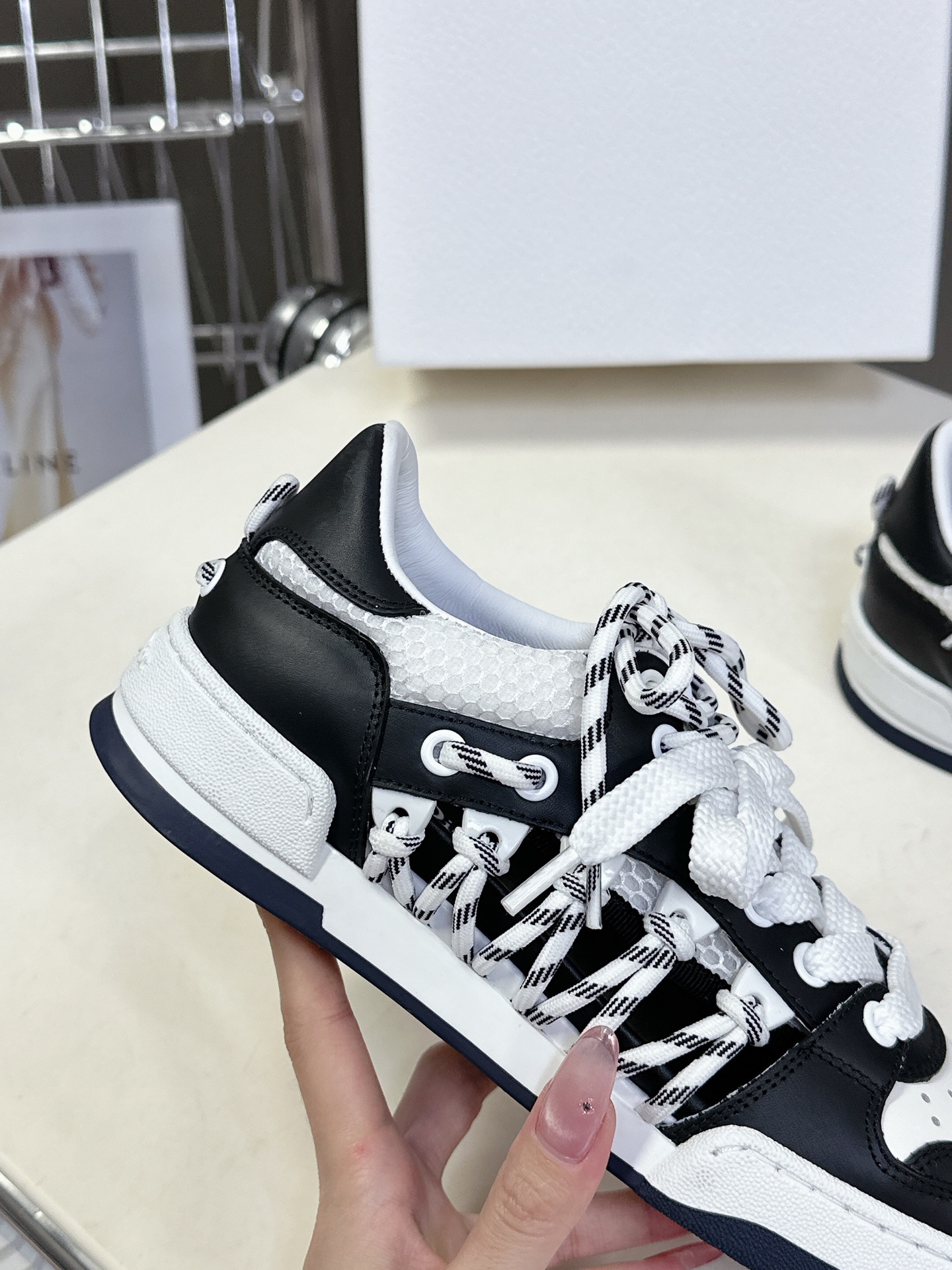 Dior迪奥春夏走秀款镂空运动鞋 
      太古汇RMB9990购入开发 完美复刻 25SS出镜率