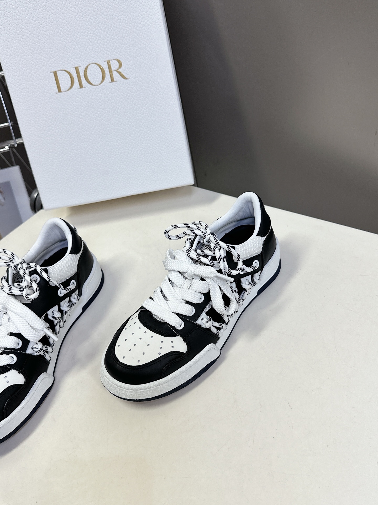  Dior迪奥春夏走秀款镂空运动鞋 
      太古汇RMB9990购入开发 完美复刻 25SS出镜率
