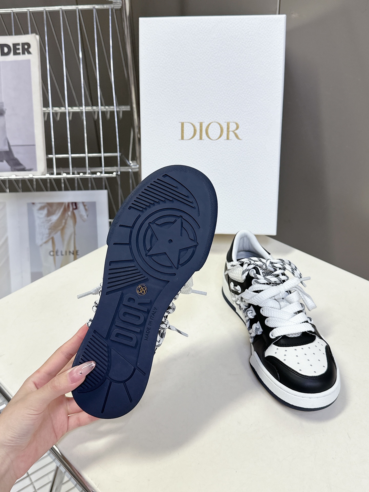  Dior迪奥春夏走秀款镂空运动鞋 
      太古汇RMB9990购入开发 完美复刻 25SS出镜率