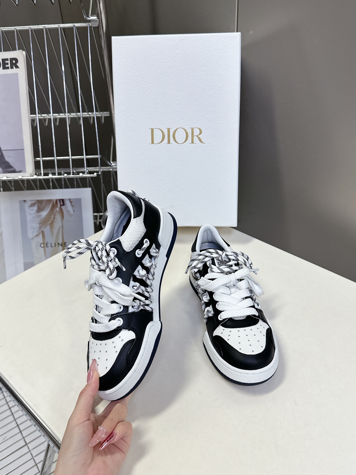  Dior迪奥春夏走秀款镂空运动鞋 
      太古汇RMB9990购入开发 完美复刻 25SS出镜率