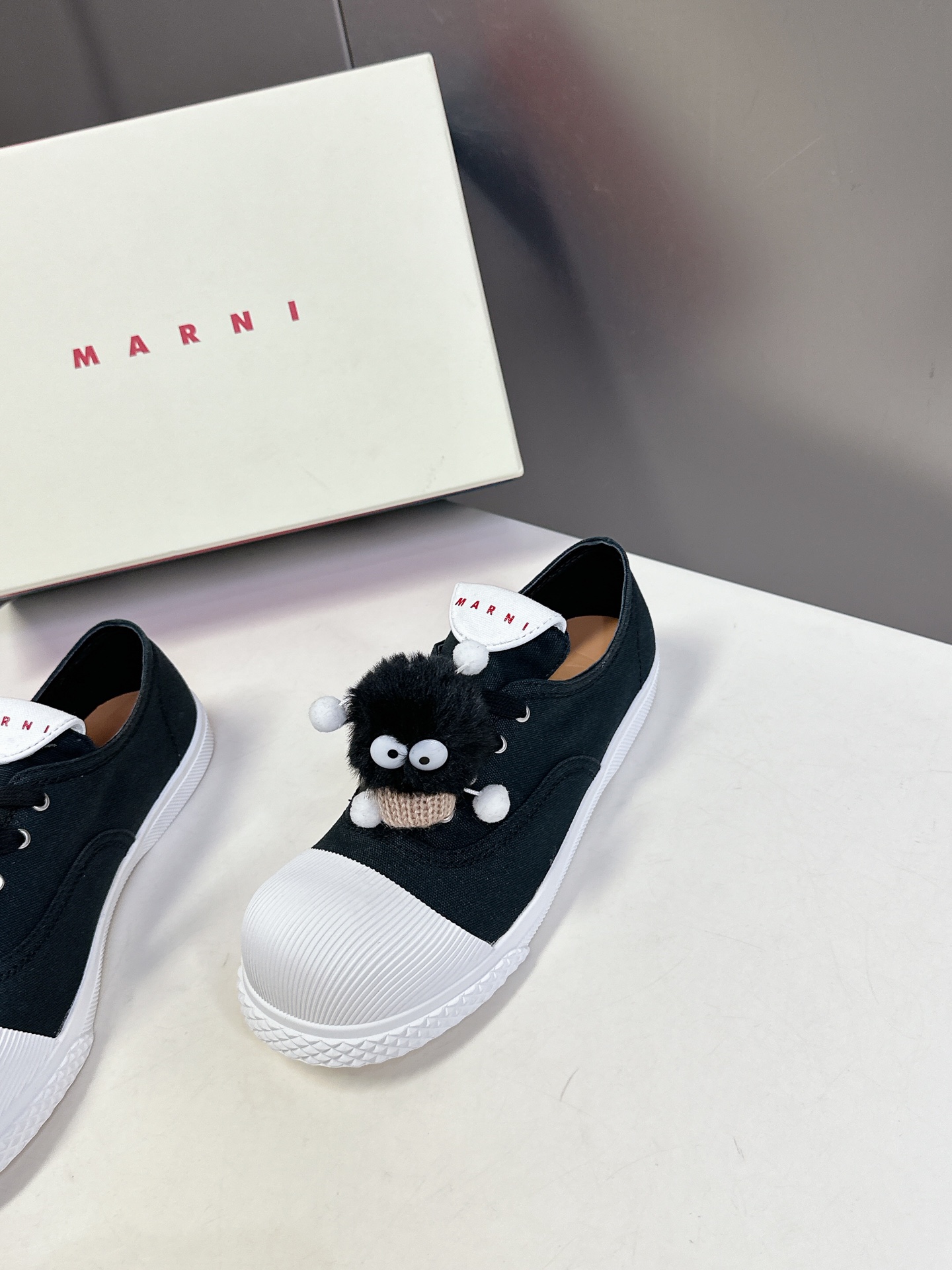  Marni玛尼春夏最新款休闲鞋
 设计灵感来源于自然界的波浪形态，结合了舒适与潮流元素，追求个性与舒适
