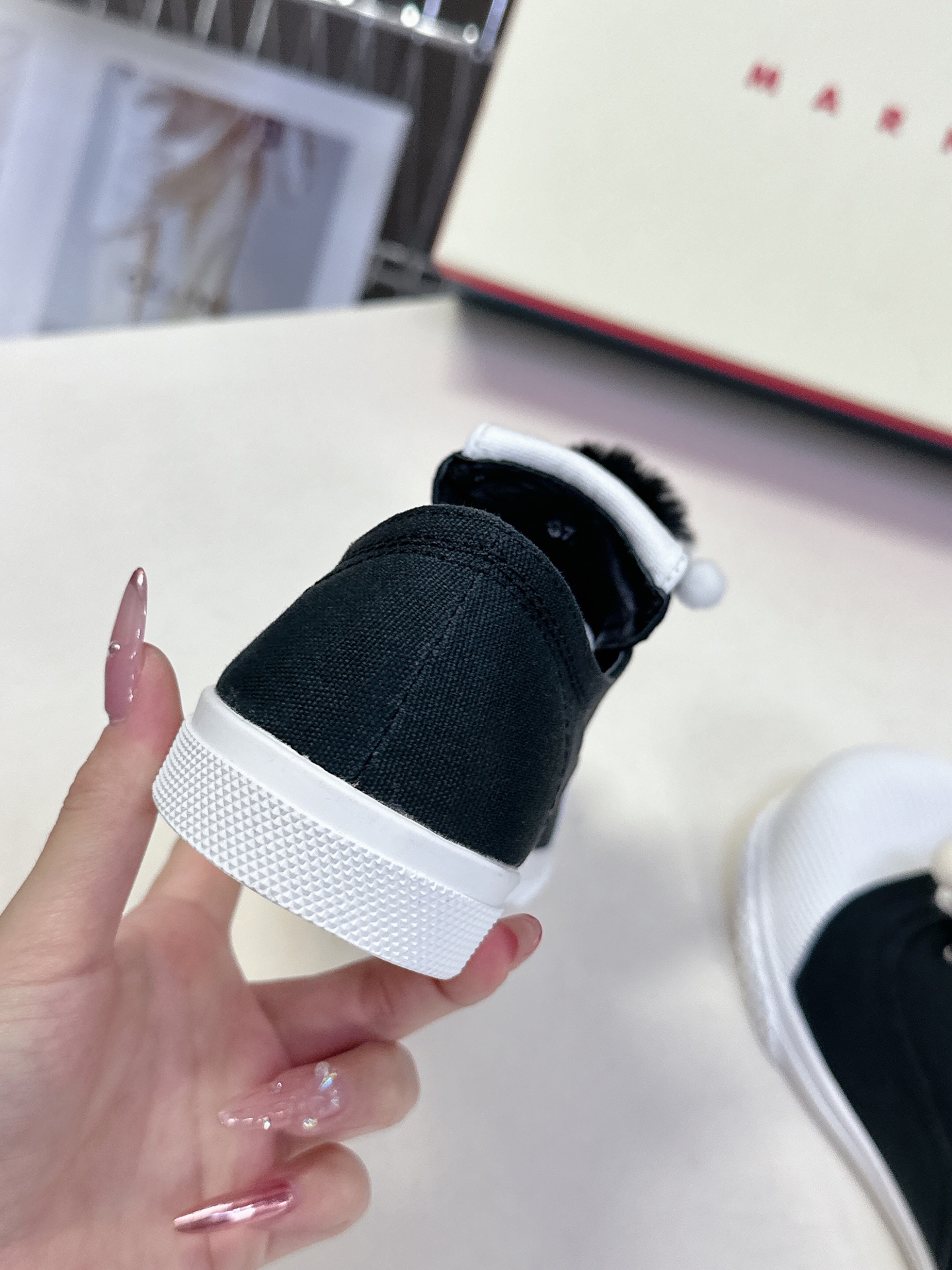  Marni玛尼春夏最新款休闲鞋
 设计灵感来源于自然界的波浪形态，结合了舒适与潮流元素，追求个性与舒适