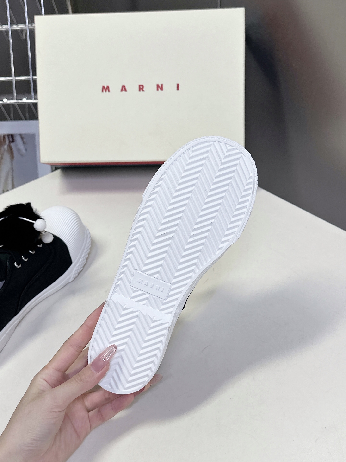  Marni玛尼春夏最新款休闲鞋
 设计灵感来源于自然界的波浪形态，结合了舒适与潮流元素，追求个性与舒适