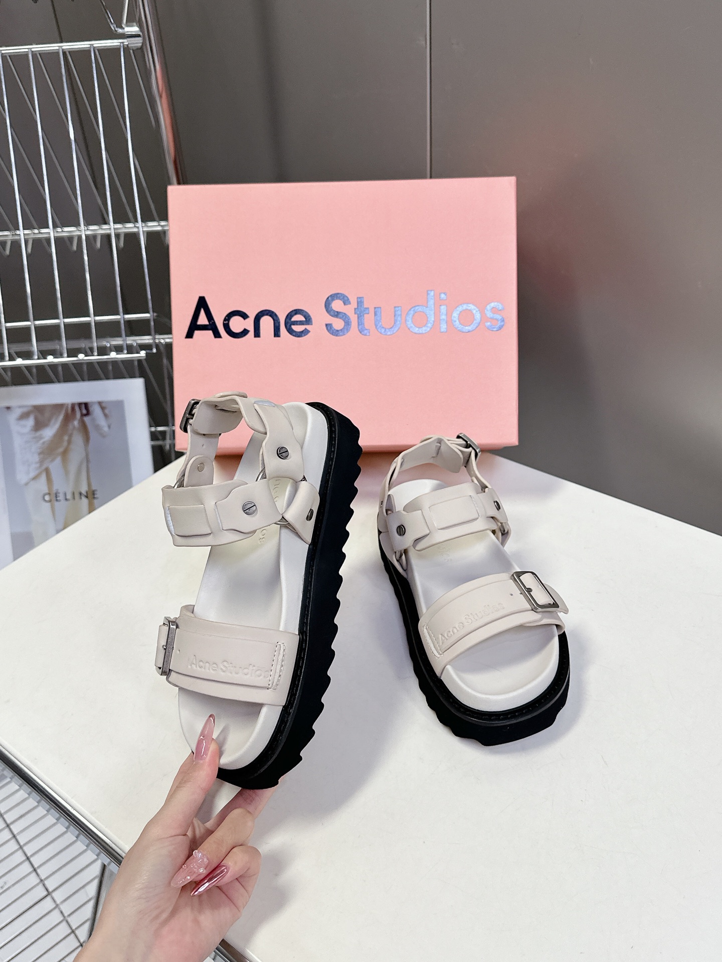  Acne Studios 春夏最新款厚底凉鞋 超多网红时装博主种草 夏天必备凉鞋 简约的设计 鞋面lo