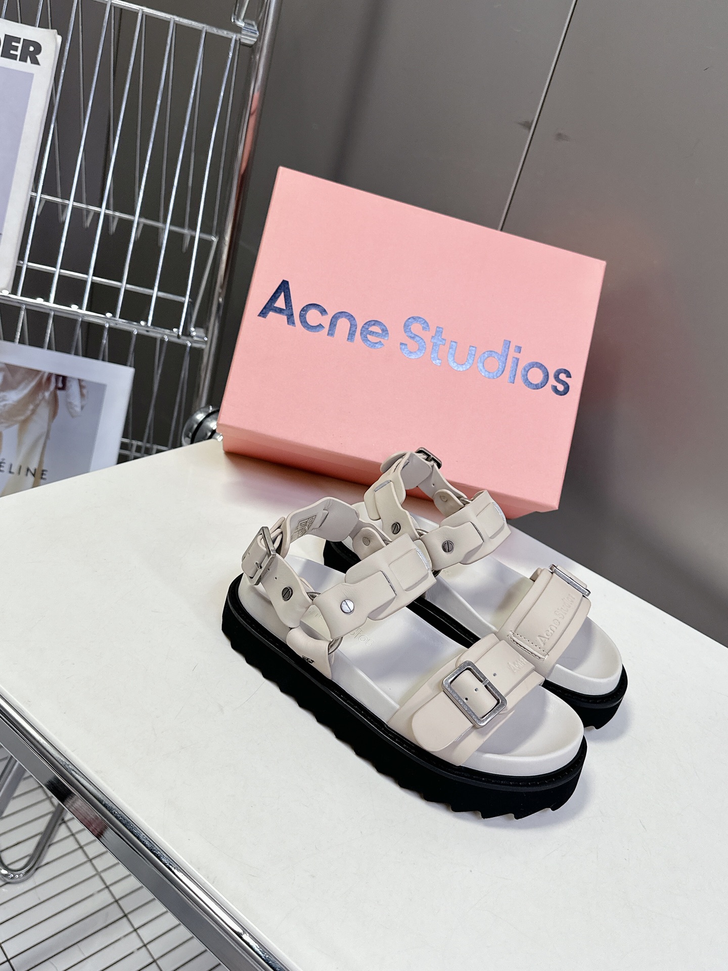  Acne Studios 春夏最新款厚底凉鞋 超多网红时装博主种草 夏天必备凉鞋 简约的设计 鞋面lo
