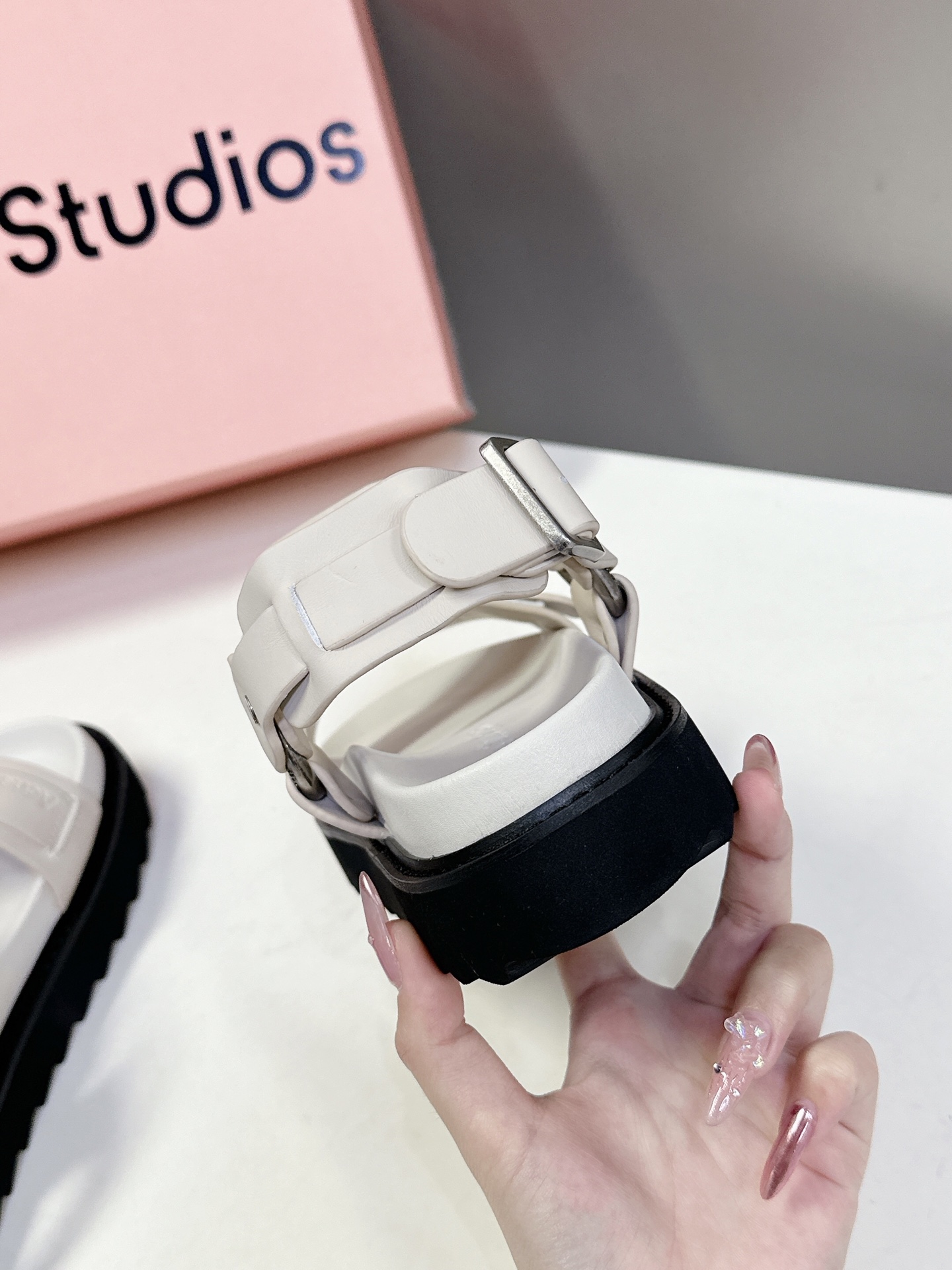  Acne Studios 春夏最新款厚底凉鞋 超多网红时装博主种草 夏天必备凉鞋 简约的设计 鞋面lo
