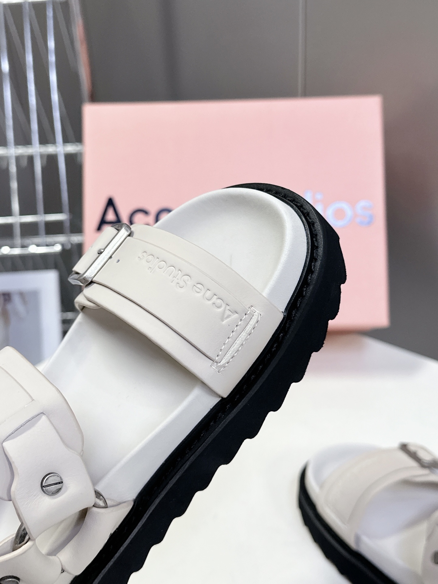  Acne Studios 春夏最新款厚底凉鞋 超多网红时装博主种草 夏天必备凉鞋 简约的设计 鞋面lo