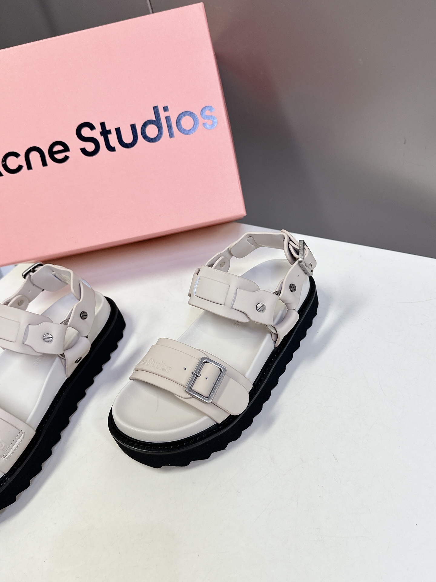  Acne Studios 春夏最新款厚底凉鞋 超多网红时装博主种草 夏天必备凉鞋 简约的设计 鞋面lo