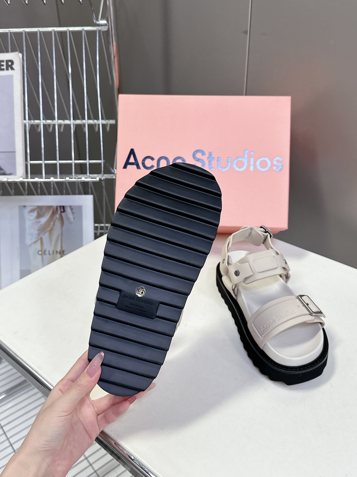  Acne Studios 春夏最新款厚底凉鞋 超多网红时装博主种草 夏天必备凉鞋 简约的设计 鞋面lo