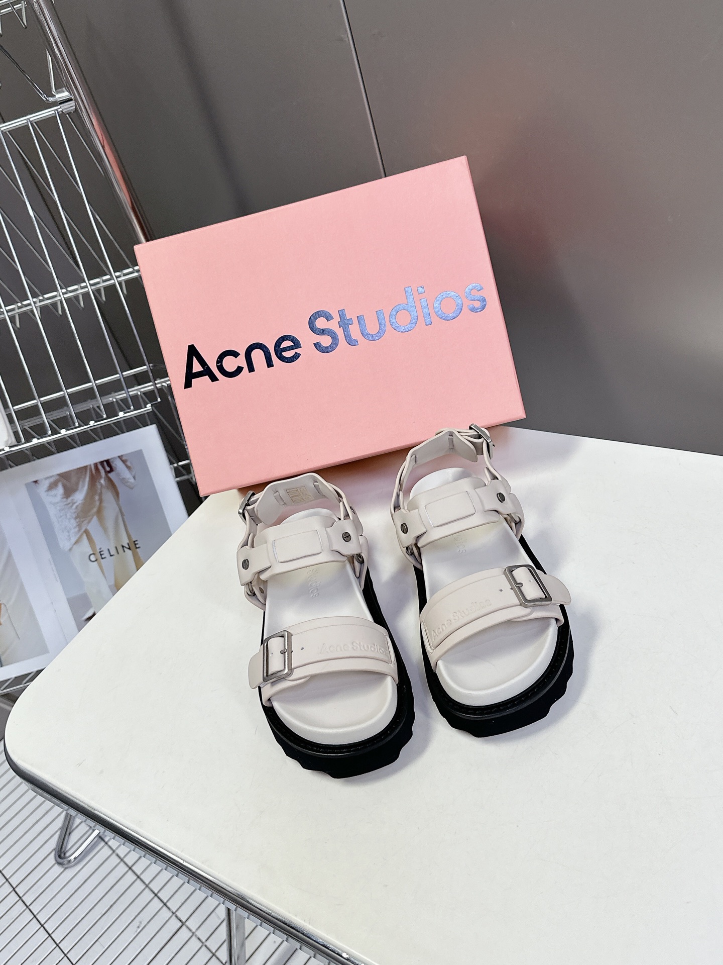  Acne Studios 春夏最新款厚底凉鞋 超多网红时装博主种草 夏天必备凉鞋 简约的设计 鞋面lo