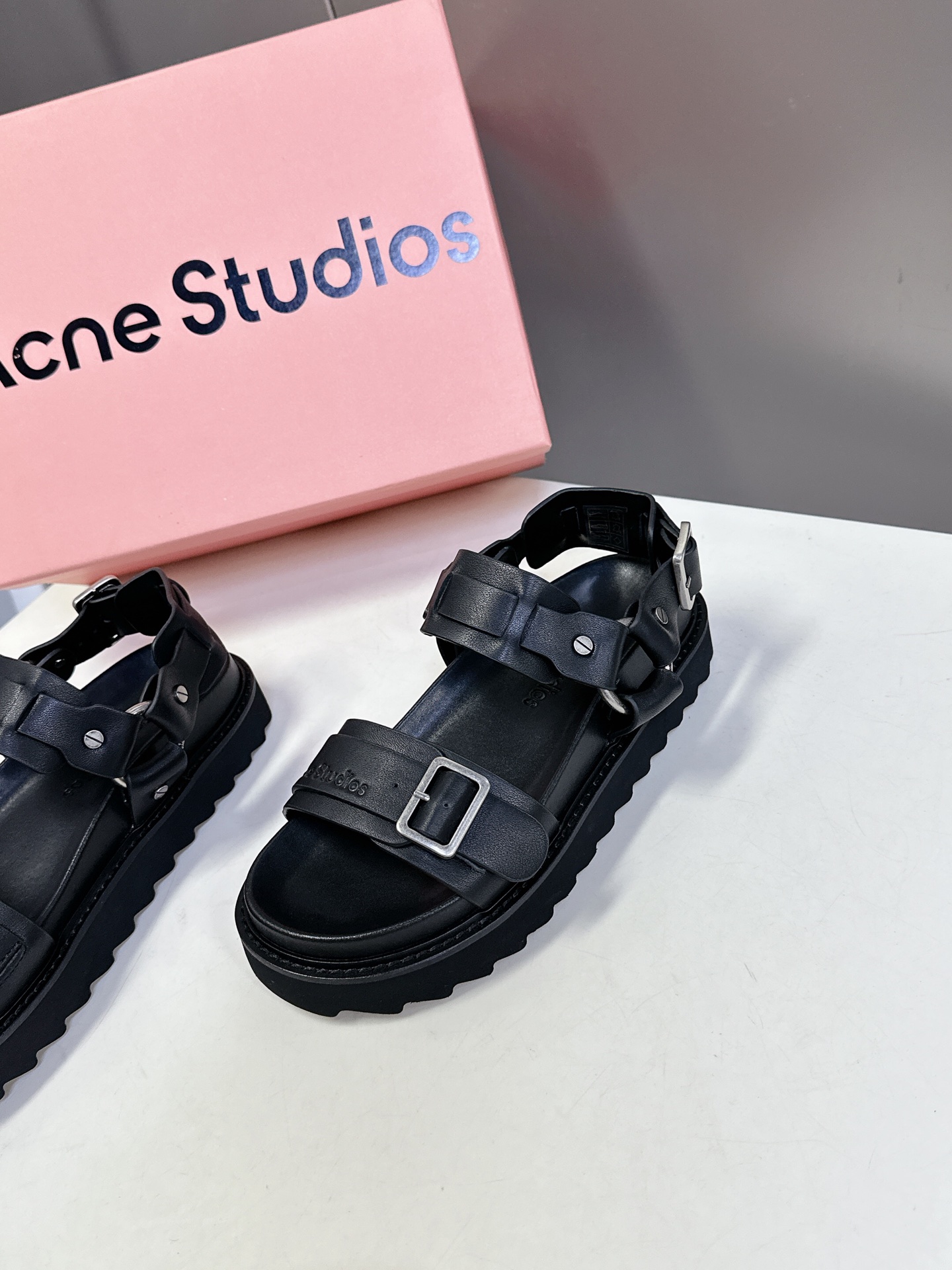  Acne Studios 春夏最新款厚底凉鞋 超多网红时装博主种草 夏天必备凉鞋 简约的设计 鞋面lo