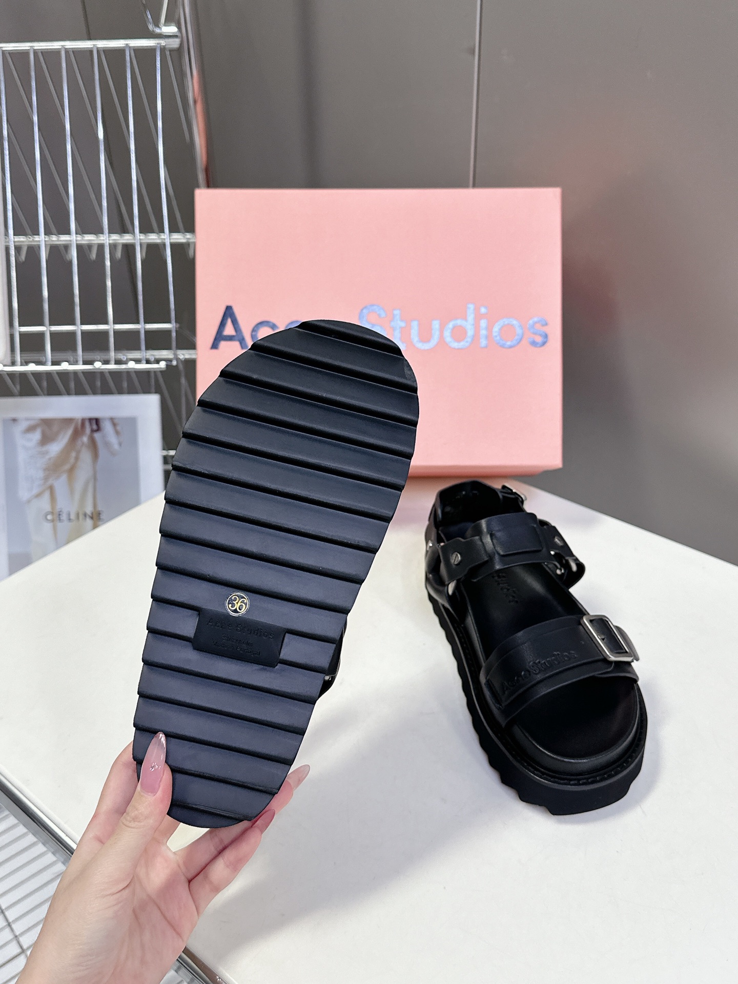  Acne Studios 春夏最新款厚底凉鞋 超多网红时装博主种草 夏天必备凉鞋 简约的设计 鞋面lo