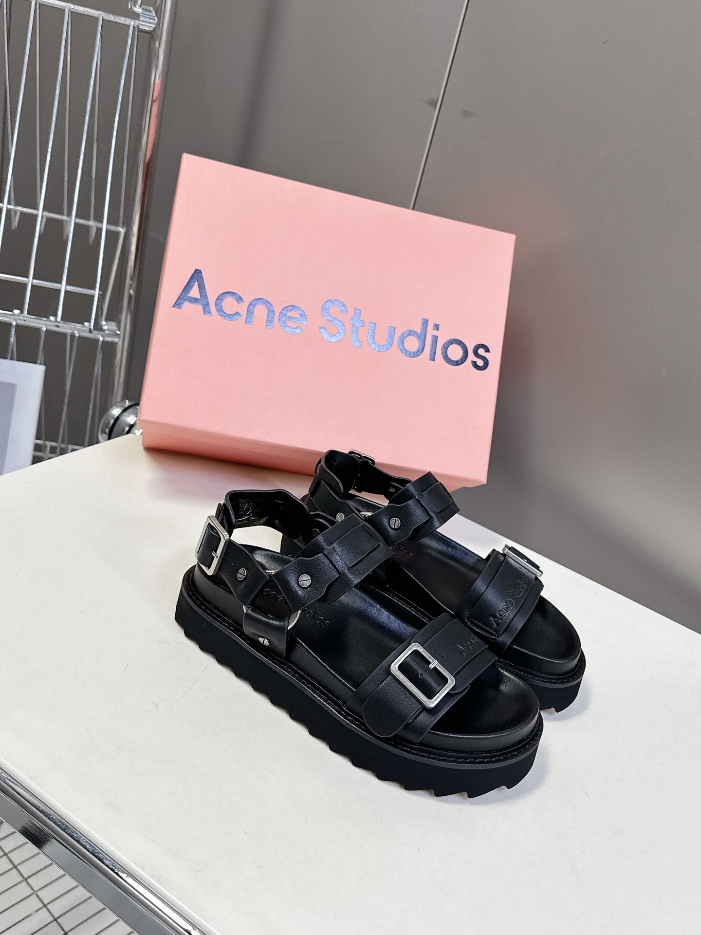  Acne Studios 春夏最新款厚底凉鞋 超多网红时装博主种草 夏天必备凉鞋 简约的设计 鞋面lo