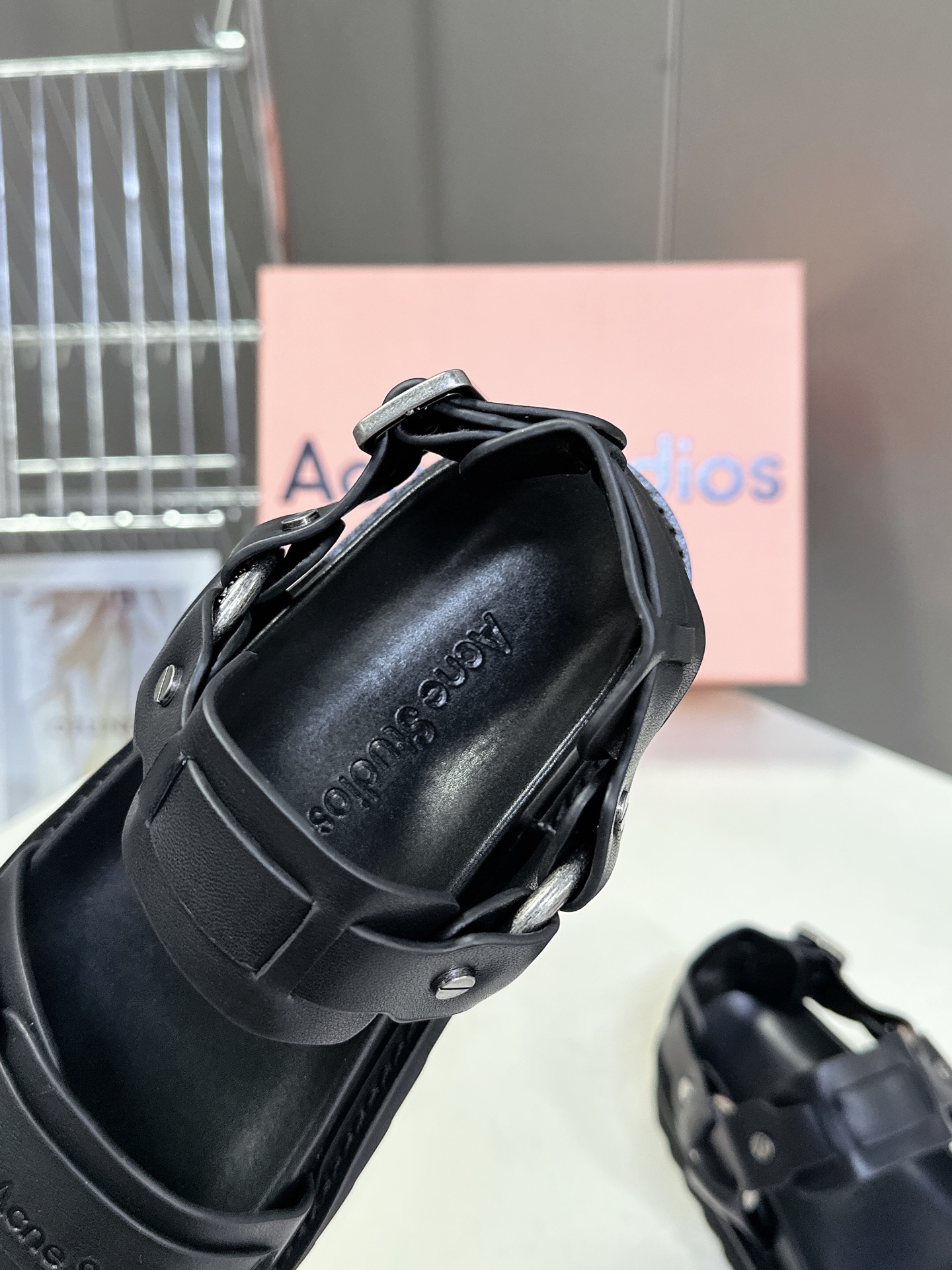  Acne Studios 春夏最新款厚底凉鞋 超多网红时装博主种草 夏天必备凉鞋 简约的设计 鞋面lo
