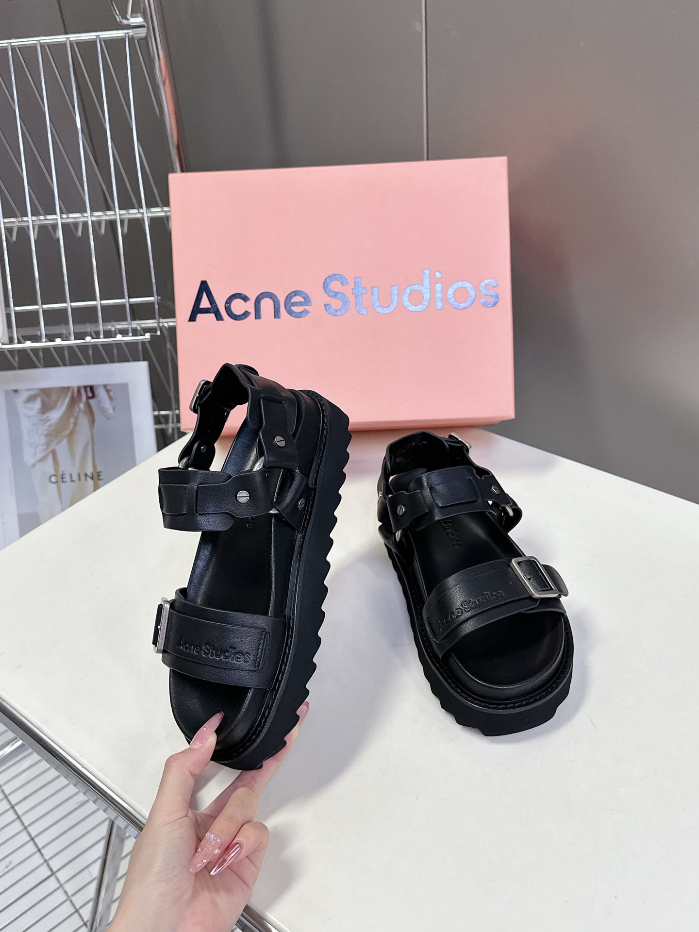  Acne Studios 春夏最新款厚底凉鞋 超多网红时装博主种草 夏天必备凉鞋 简约的设计 鞋面lo