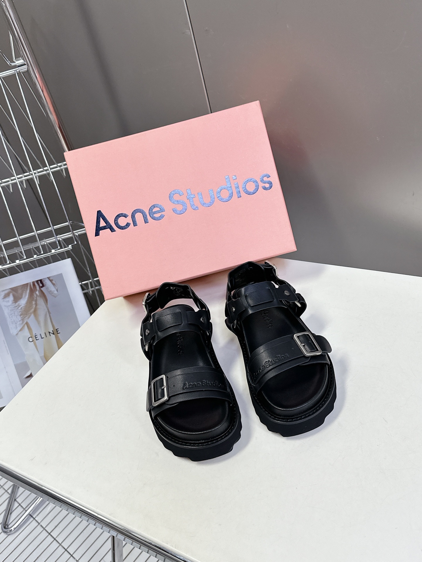  Acne Studios 春夏最新款厚底凉鞋 超多网红时装博主种草 夏天必备凉鞋 简约的设计 鞋面lo