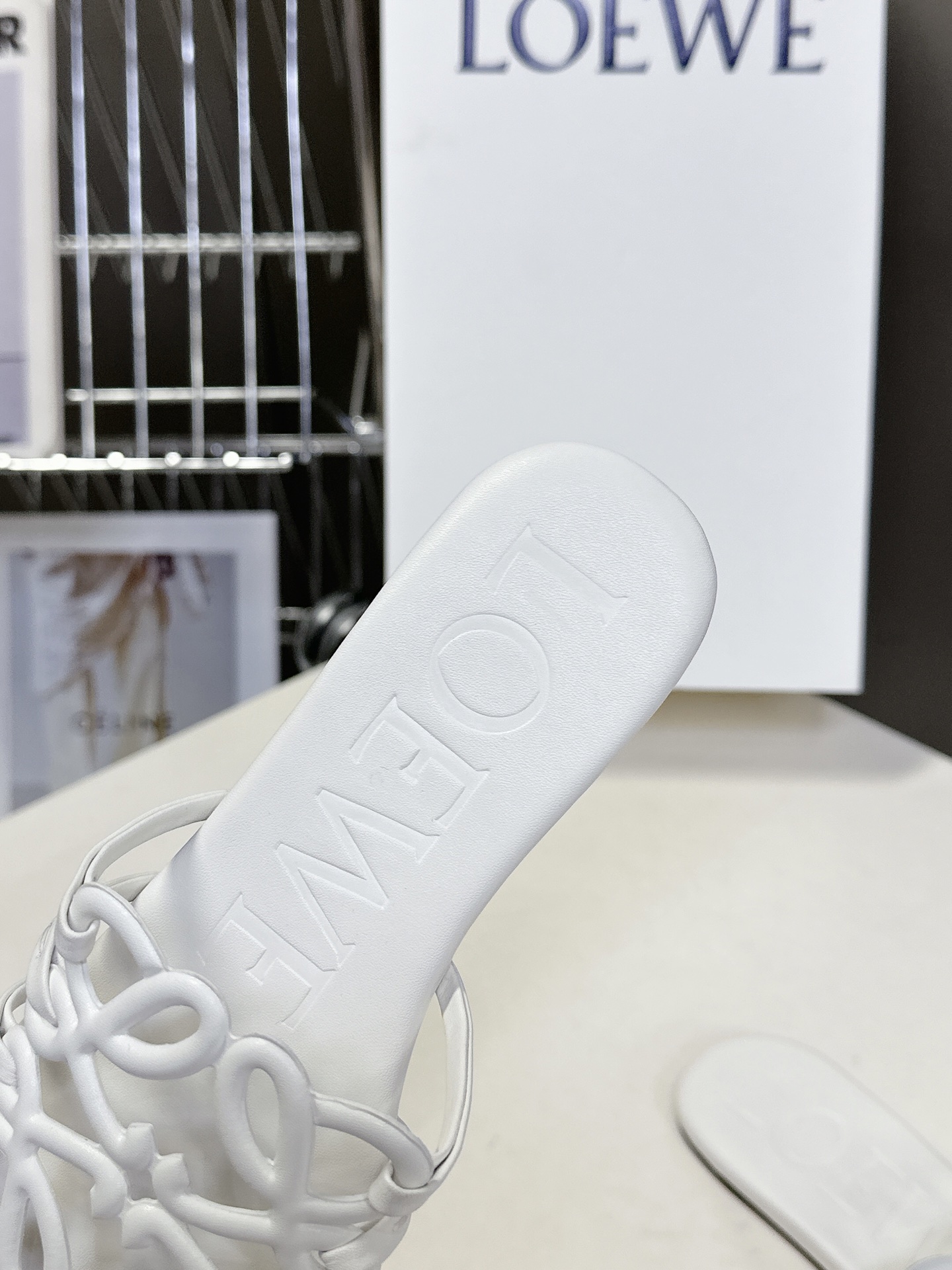  LOEWE 罗意威春夏最新款新拖鞋   疯狂种草简约设计感觉更干净优雅 让你念念不忘颜色也很耐看漂亮，