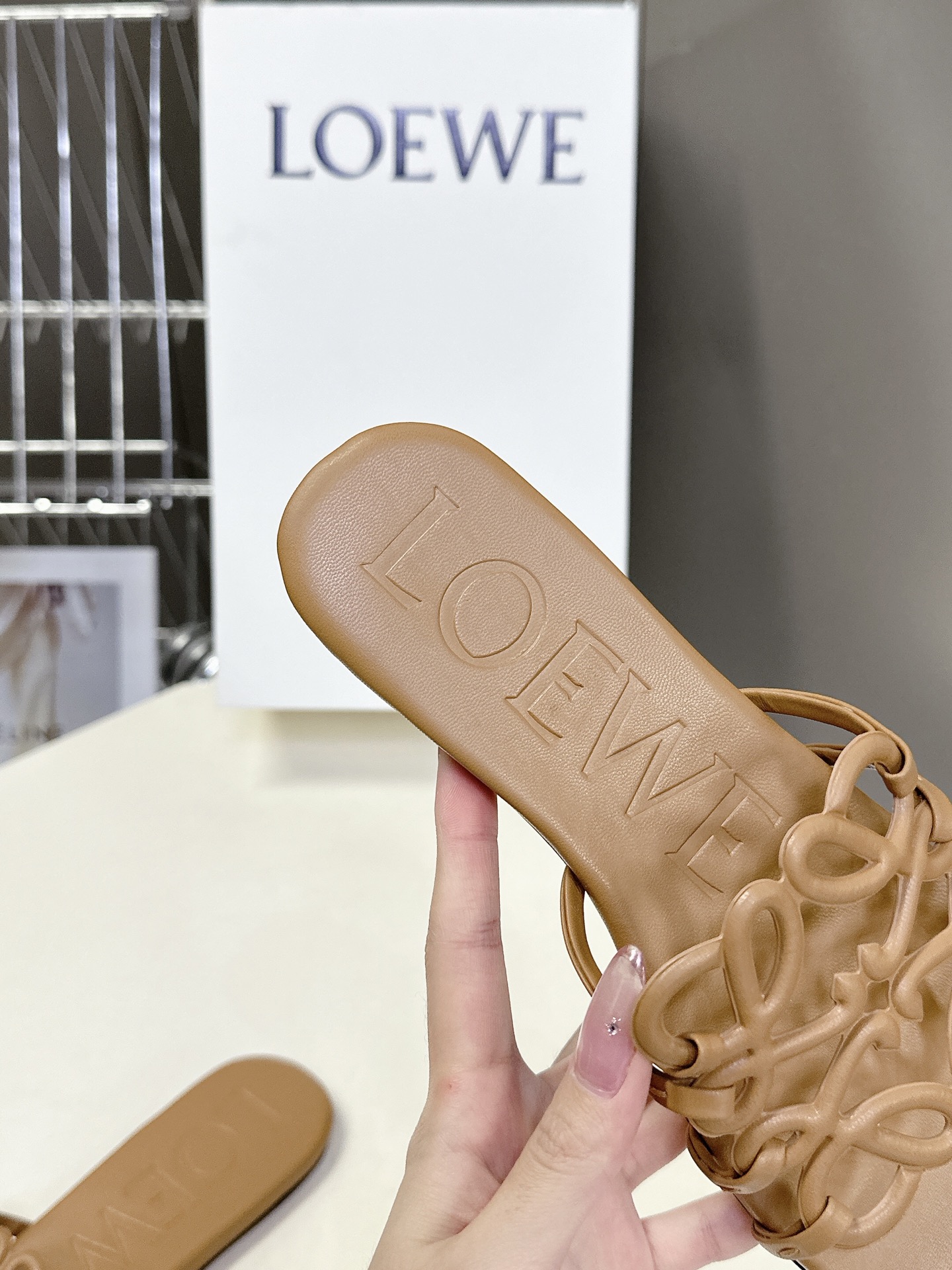  LOEWE 罗意威春夏最新款新拖鞋   疯狂种草简约设计感觉更干净优雅 让你念念不忘颜色也很耐看漂亮，