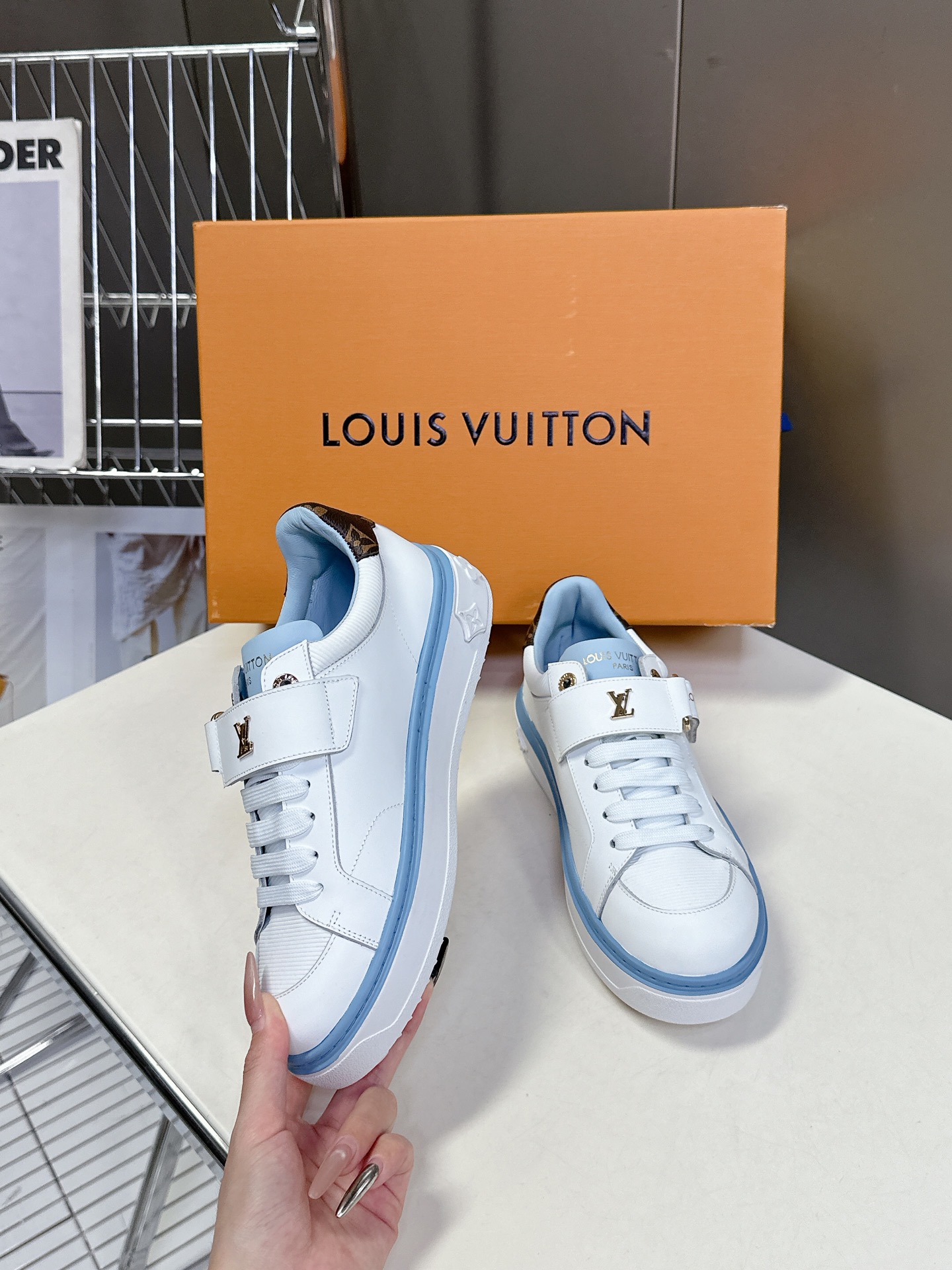   Louis Vuitton路易威登情侣款小白鞋 超多网红时尚博主种草 简约的鞋型格板设计 品牌LOG