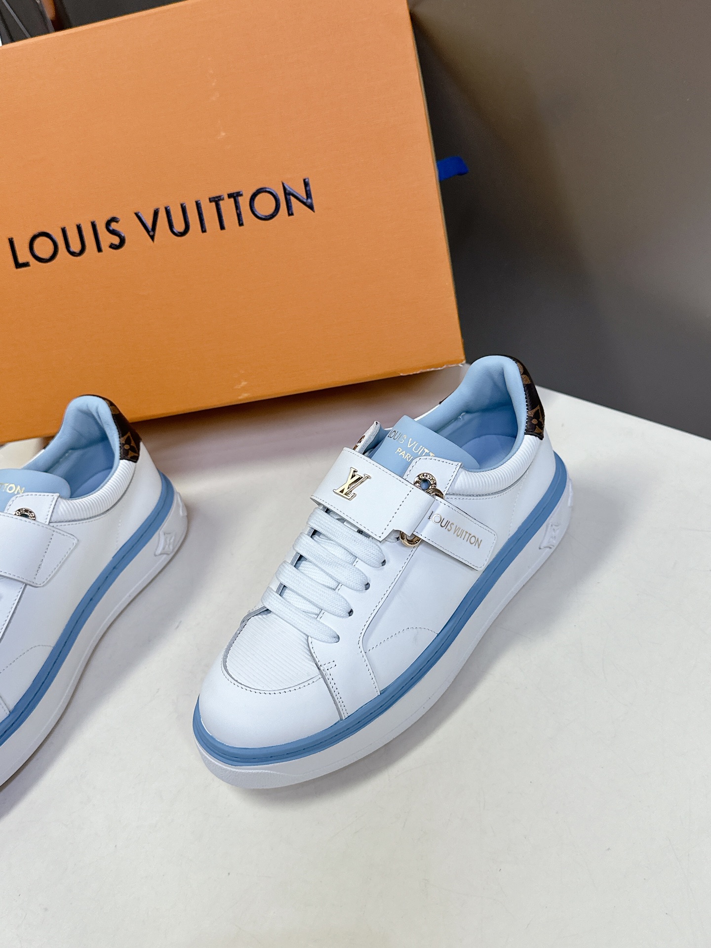   Louis Vuitton路易威登情侣款小白鞋 超多网红时尚博主种草 简约的鞋型格板设计 品牌LOG