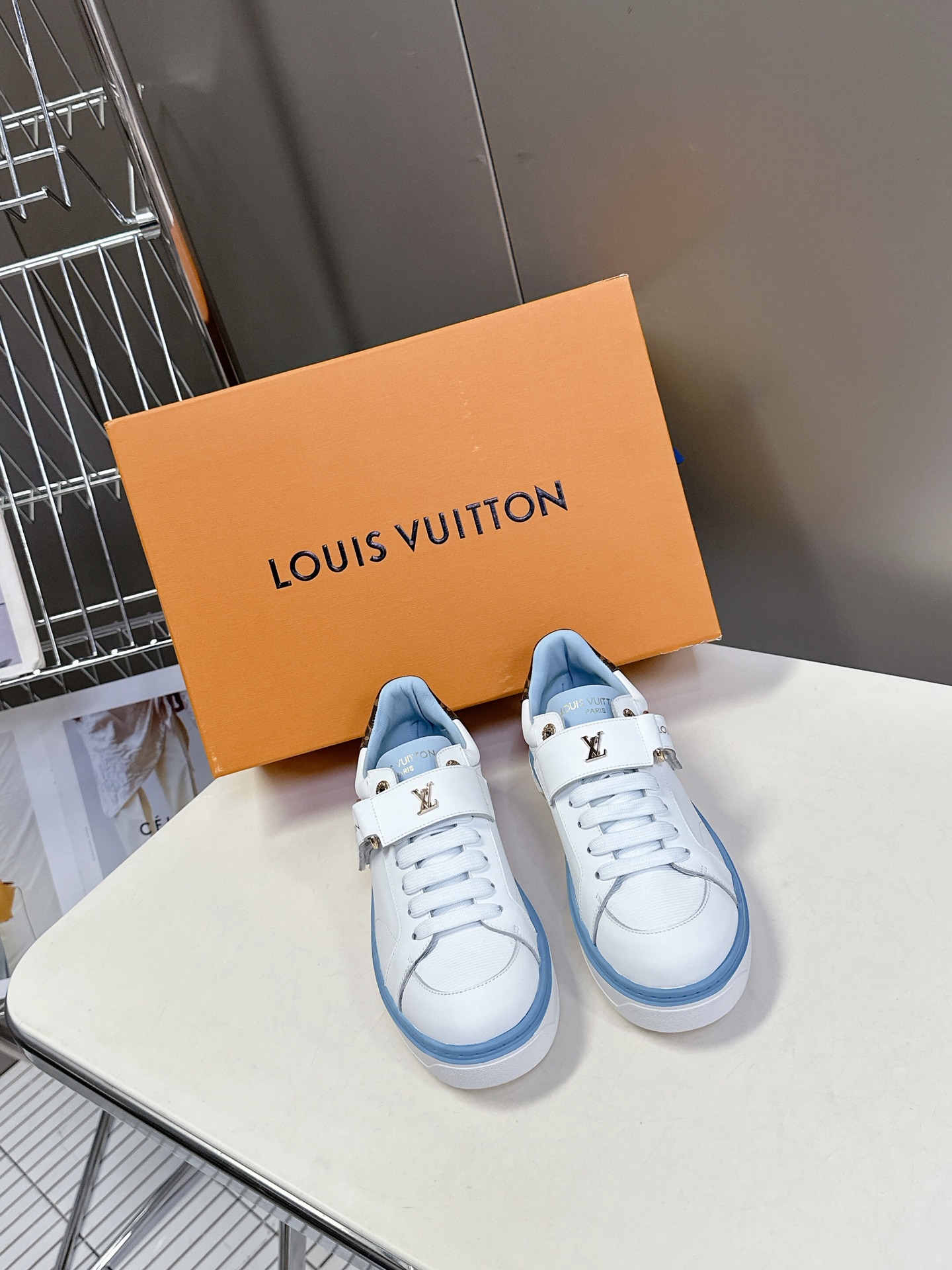   Louis Vuitton路易威登情侣款小白鞋 超多网红时尚博主种草 简约的鞋型格板设计 品牌LOG