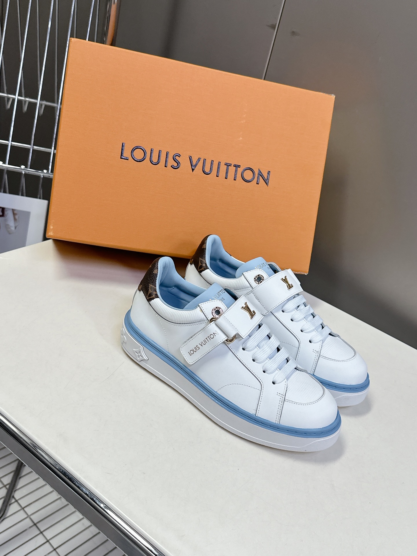   Louis Vuitton路易威登情侣款小白鞋 超多网红时尚博主种草 简约的鞋型格板设计 品牌LOG