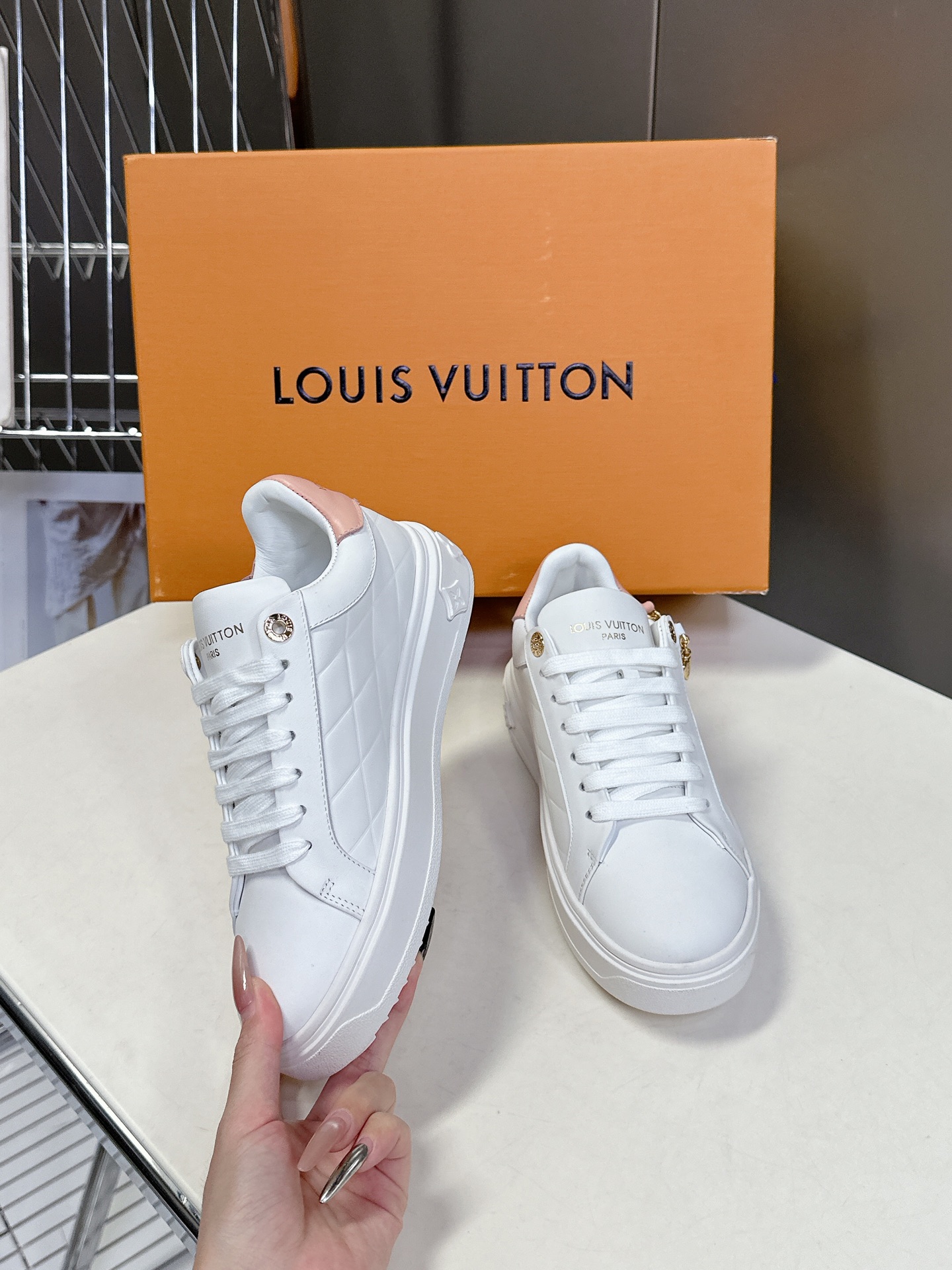   Louis Vuitton路易威登情侣款小白鞋 超多网红时尚博主种草 简约的鞋型格板设计 品牌LOG