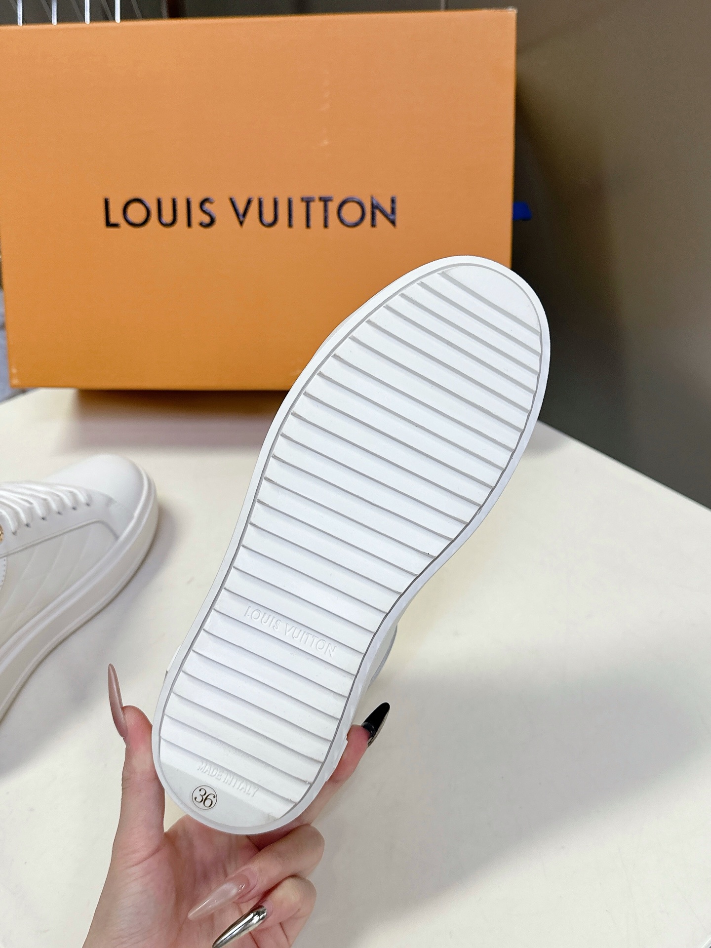   Louis Vuitton路易威登情侣款小白鞋 超多网红时尚博主种草 简约的鞋型格板设计 品牌LOG